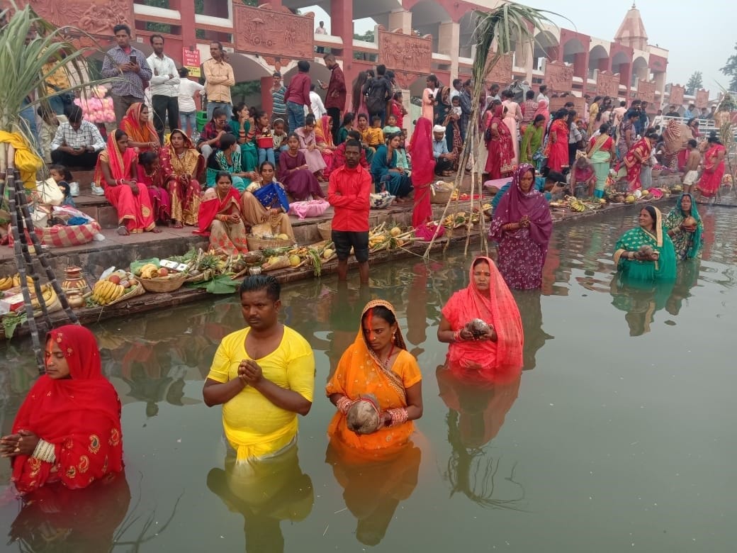 कुरुक्षेत्र। छठ पूजा के दौरान जल में खड़े होकर डूबते सूर्य को अर्घ्य देते व्रतधारी। संवाद कुरुक्षेत्र। छठ पूजा के दौरान जल में खड़े होकर डूबते सूर्य को अर्घ्य देते व्रतधारी। संवाद