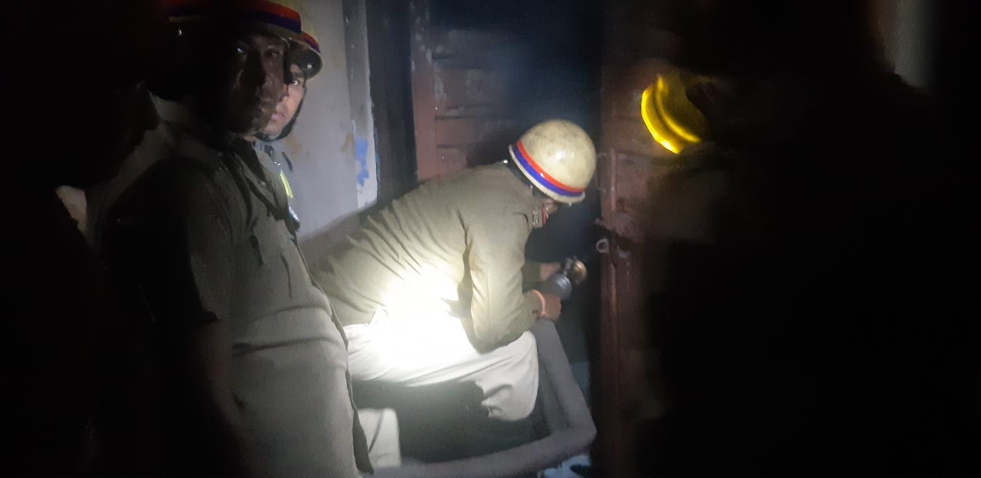 महानगर में हकीकतनगर के मकान में लगी आग पर काबू पाते दमकल विभाग के कर्मचारी। महानगर में हकीकतनगर के मकान में लगी आग पर काबू पाते दमकल विभाग के कर्मचारी।