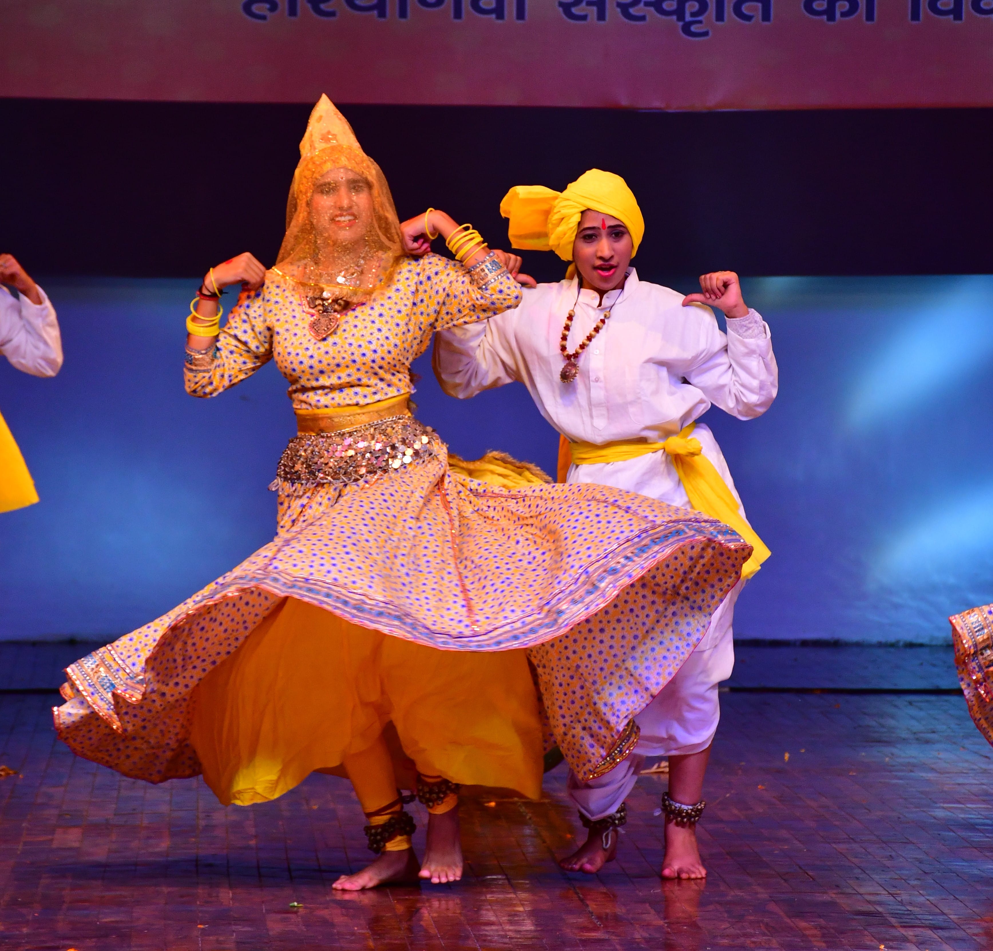 नृत्य करती एसडी महिला महाविद्यालय नरवाना की कलाकार। संवाद नृत्य करती एसडी महिला महाविद्यालय नरवाना की कलाकार। संवाद
