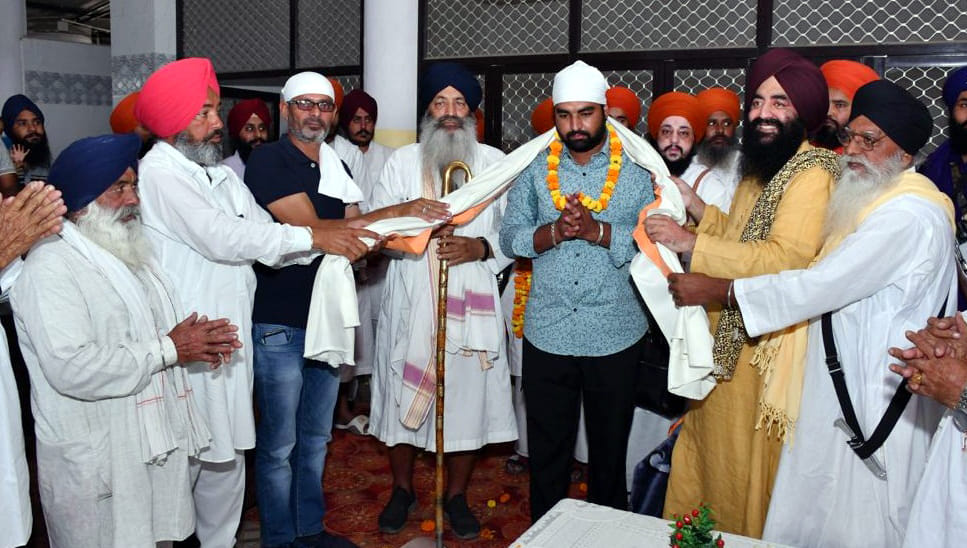 नवनिर्वाचित सरपंच आकाशदीप को सम्मानित करते संत बाबा गुरविंद्र सिंह व अन्य।  संवाद