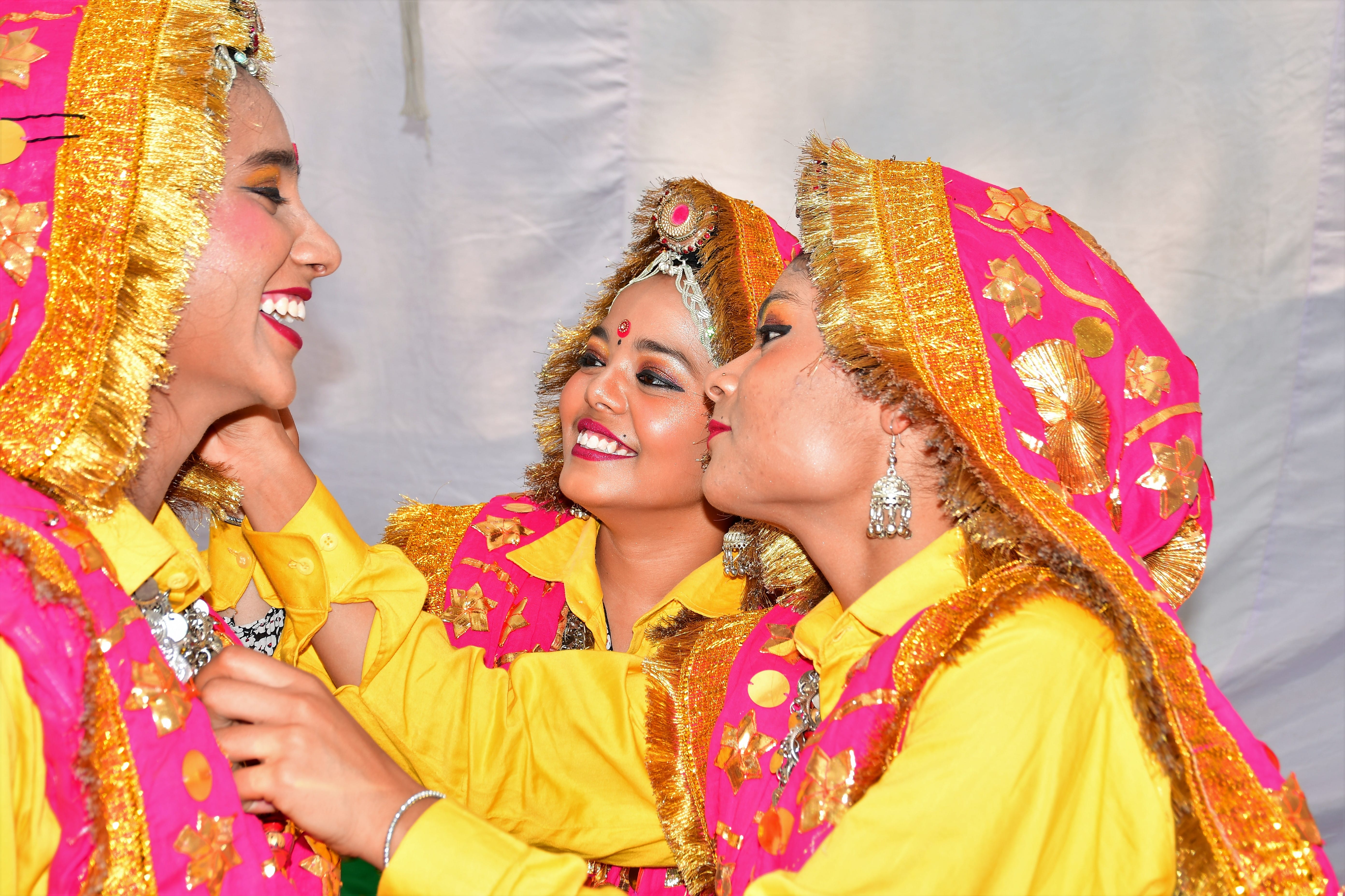 प्रस्तुति से पूर्व सजती प्रतिभागी। संवाद