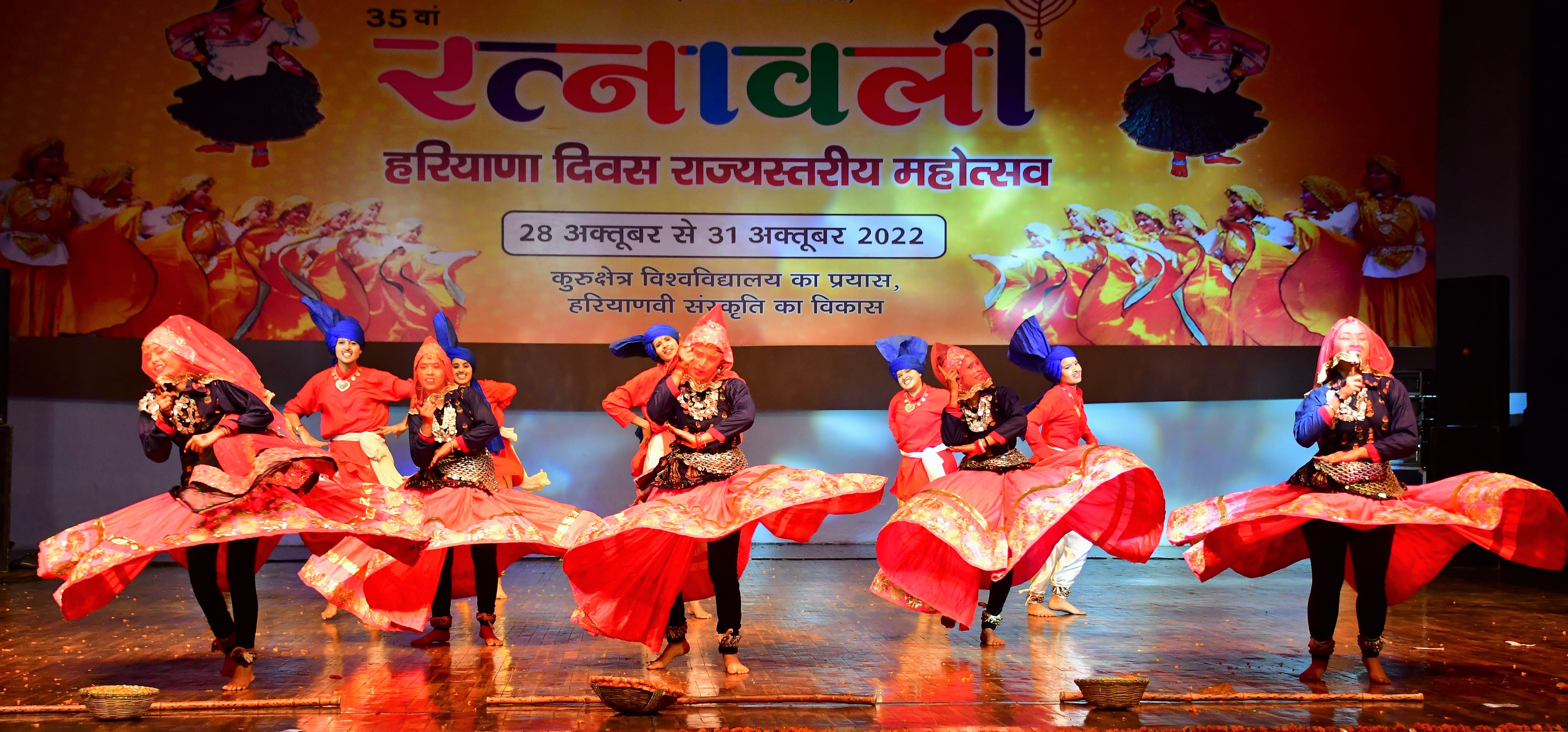 प्रस्तुति देती गुरुनानक कन्या महाविद्यालय संतपुरा यमुनानगर की कलाकार। संवाद प्रस्तुति देती गुरुनानक कन्या महाविद्यालय संतपुरा यमुनानगर की कलाकार। संवाद
