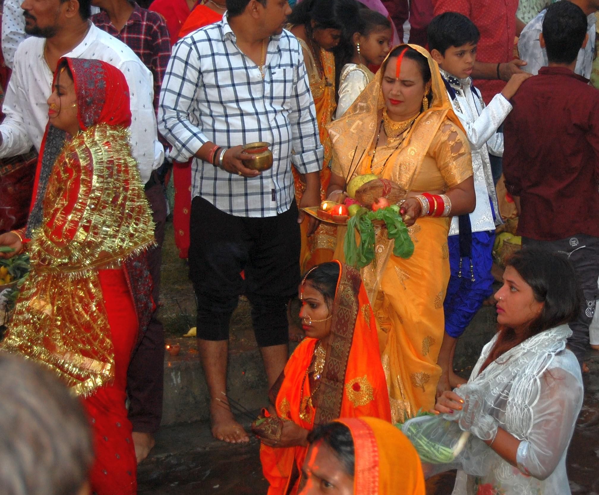 सोनीपत में कबीर घाट पर अर्घ्य देने के लिए जल में खड़ीं व्रती महिलाएं। संवाद