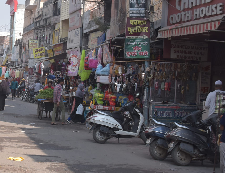 शहीदगंज में दुकानो के बाहर खड़े वाहन शहीदगंज में दुकानो के बाहर खड़े वाहन