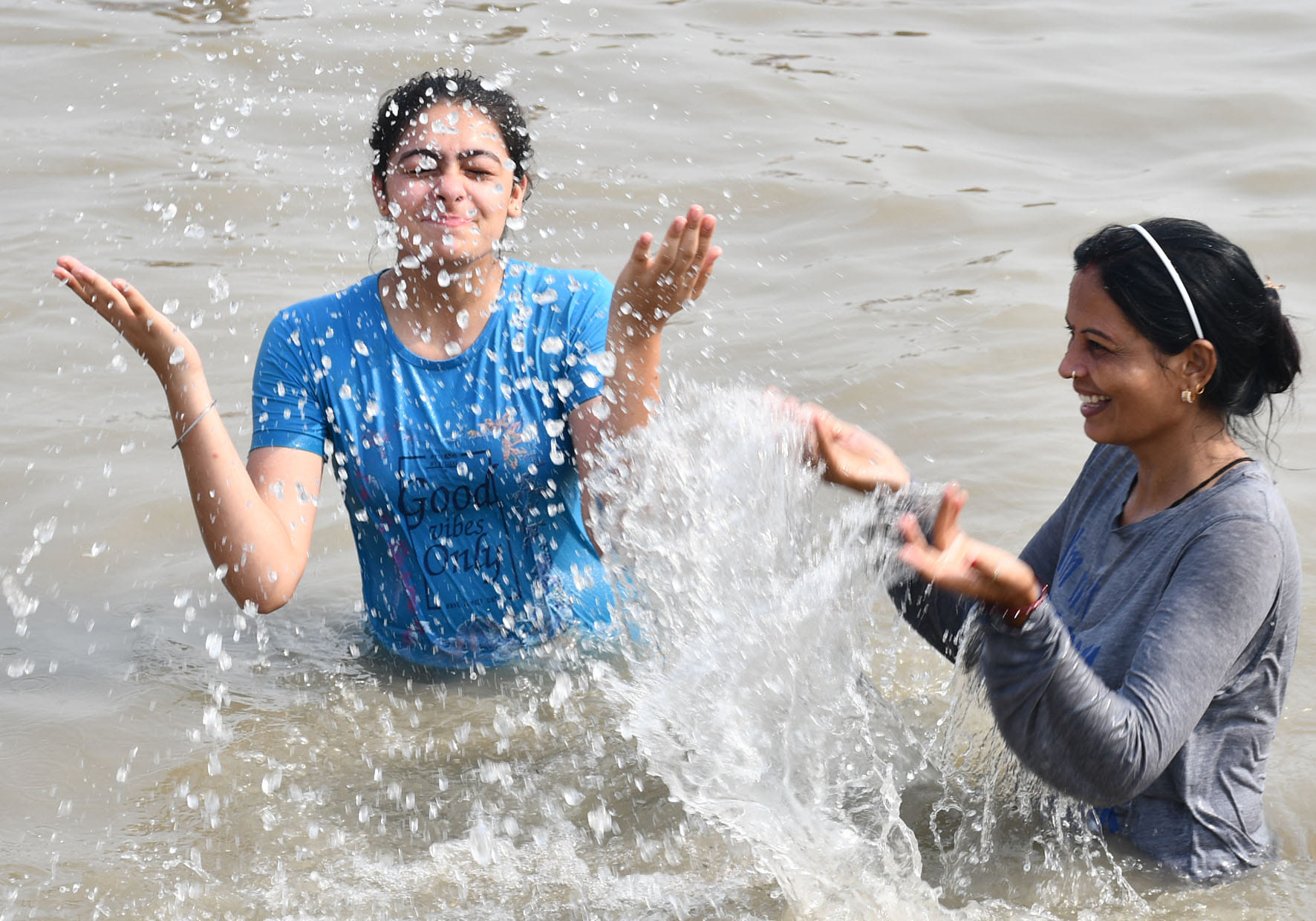 ढ़ मेले में गंगा स्नान के दौरान जल से अठखेलिया करती युवती। ढ़ मेले में गंगा स्नान के दौरान जल से अठखेलिया करती युवती।