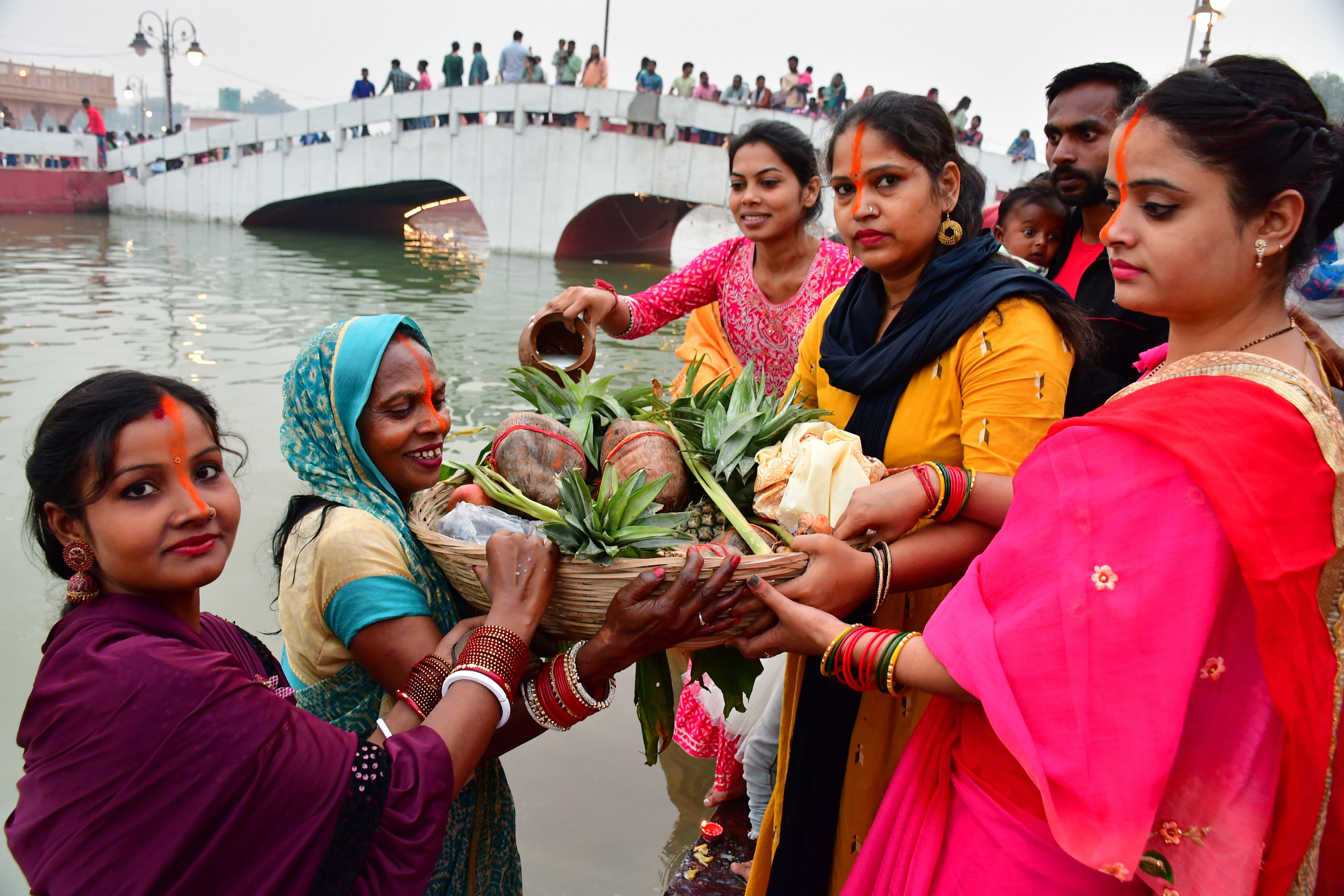 व्रतधारी महिला की पूजा करती महिलाएं। संवाद व्रतधारी महिला की पूजा करती महिलाएं। संवाद