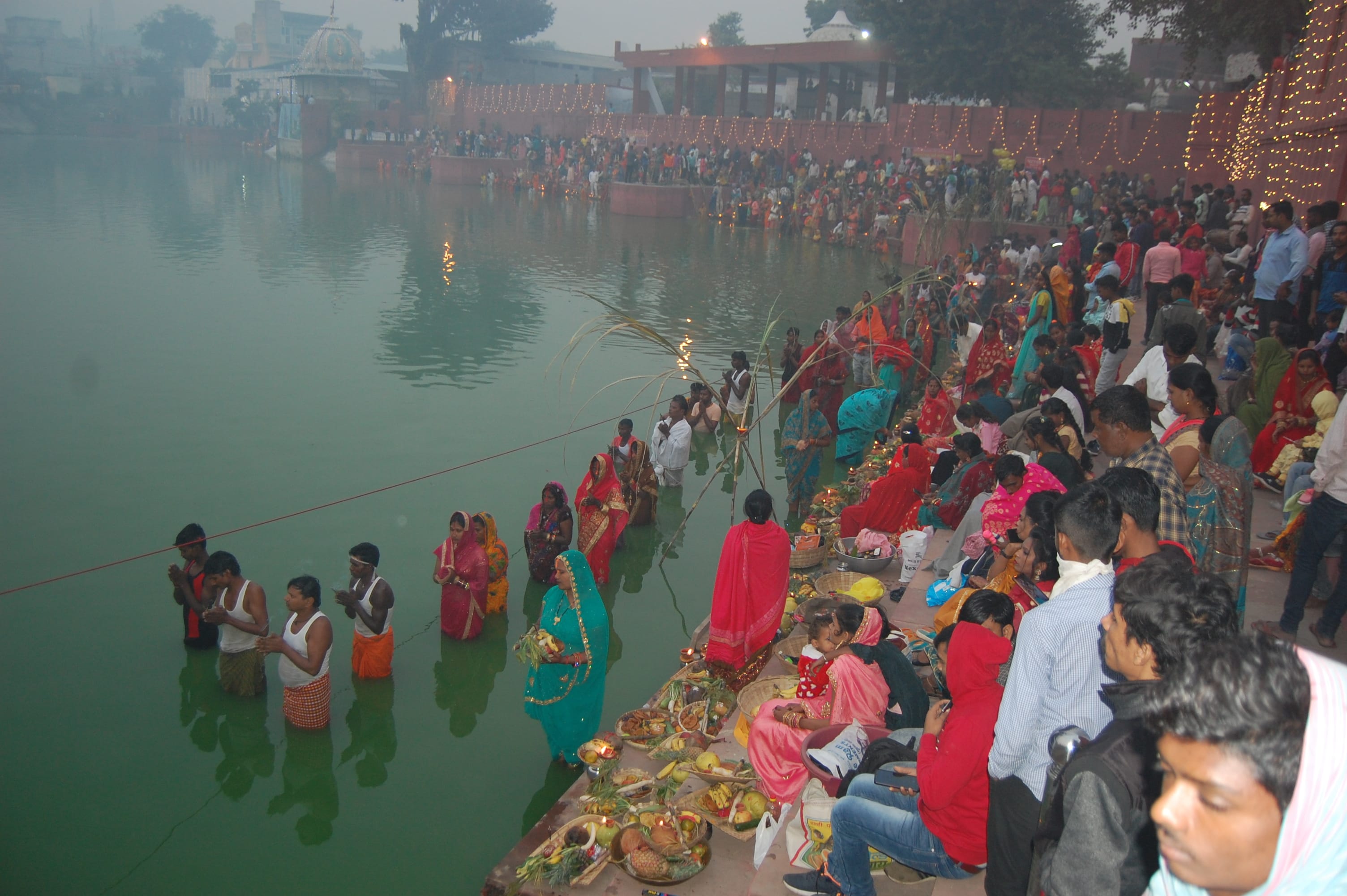 44-कैथल। छठ महोत्सव पर सोमवार सुबह डेरा शीतलपुरी घाट पर पूजा के दौरान पानी में खड़े होकर सूर्योदय क 44-कैथल। छठ महोत्सव पर सोमवार सुबह डेरा शीतलपुरी घाट पर पूजा के दौरान पानी में खड़े होकर सूर्योदय क