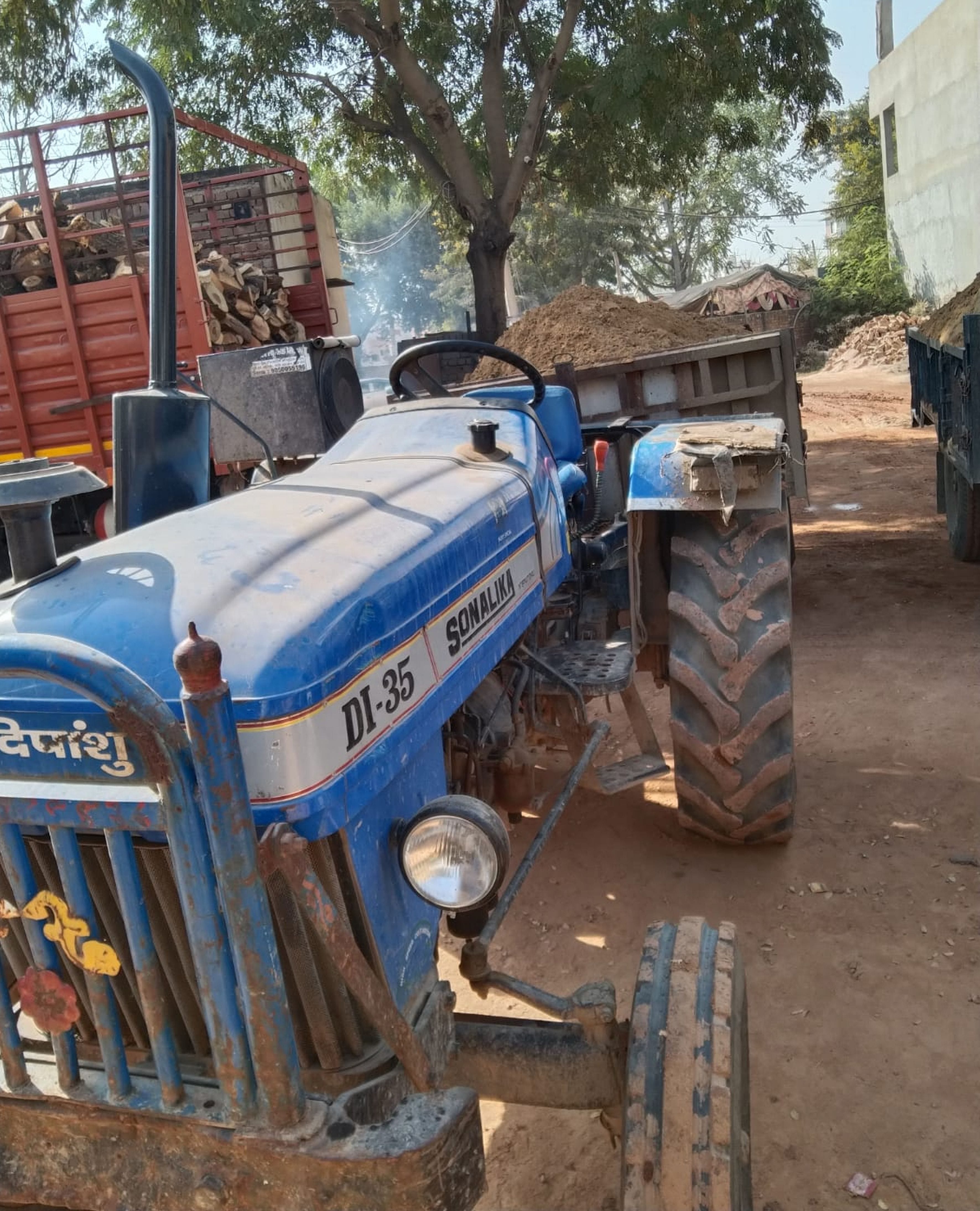 आरटीए बाड़े में खड़े ट्रैक्टर और ट्रॉली में भरा रेत। आरटीए बाड़े में खड़े ट्रैक्टर और ट्रॉली में भरा रेत।
