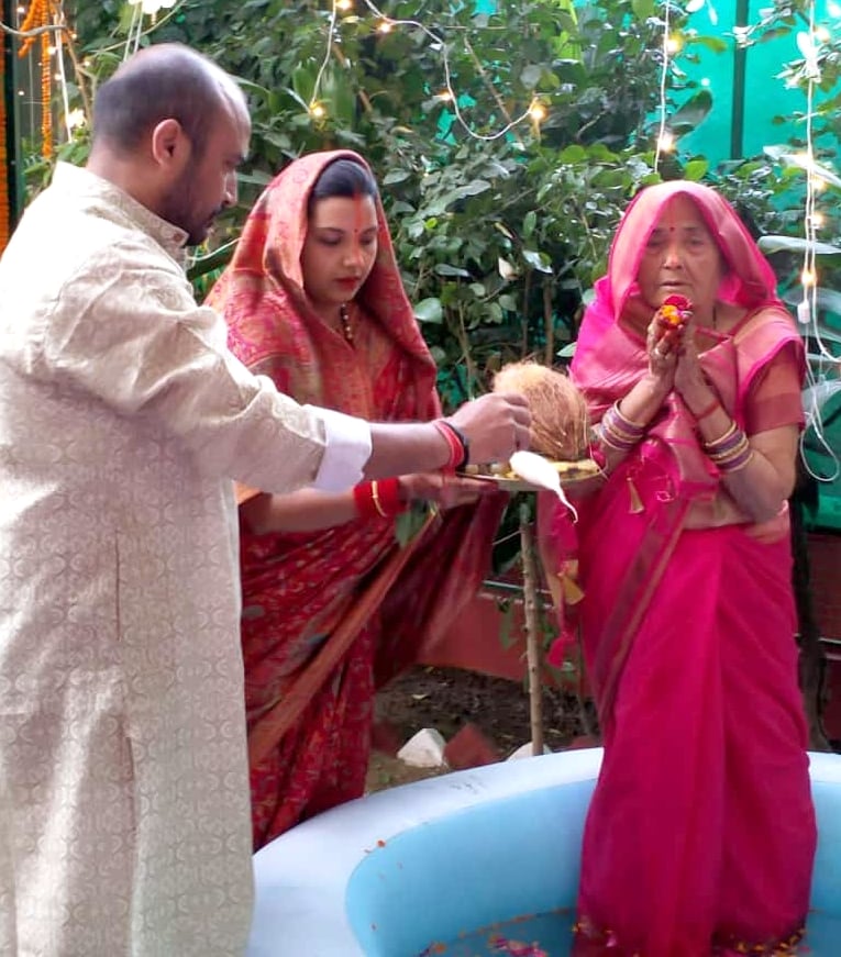 बिजनौर में अपने परिवार के साथ छठ पूजा करते एडीएम प्रशासन विनय कुमार। बिजनौर में अपने परिवार के साथ छठ पूजा करते एडीएम प्रशासन विनय कुमार।