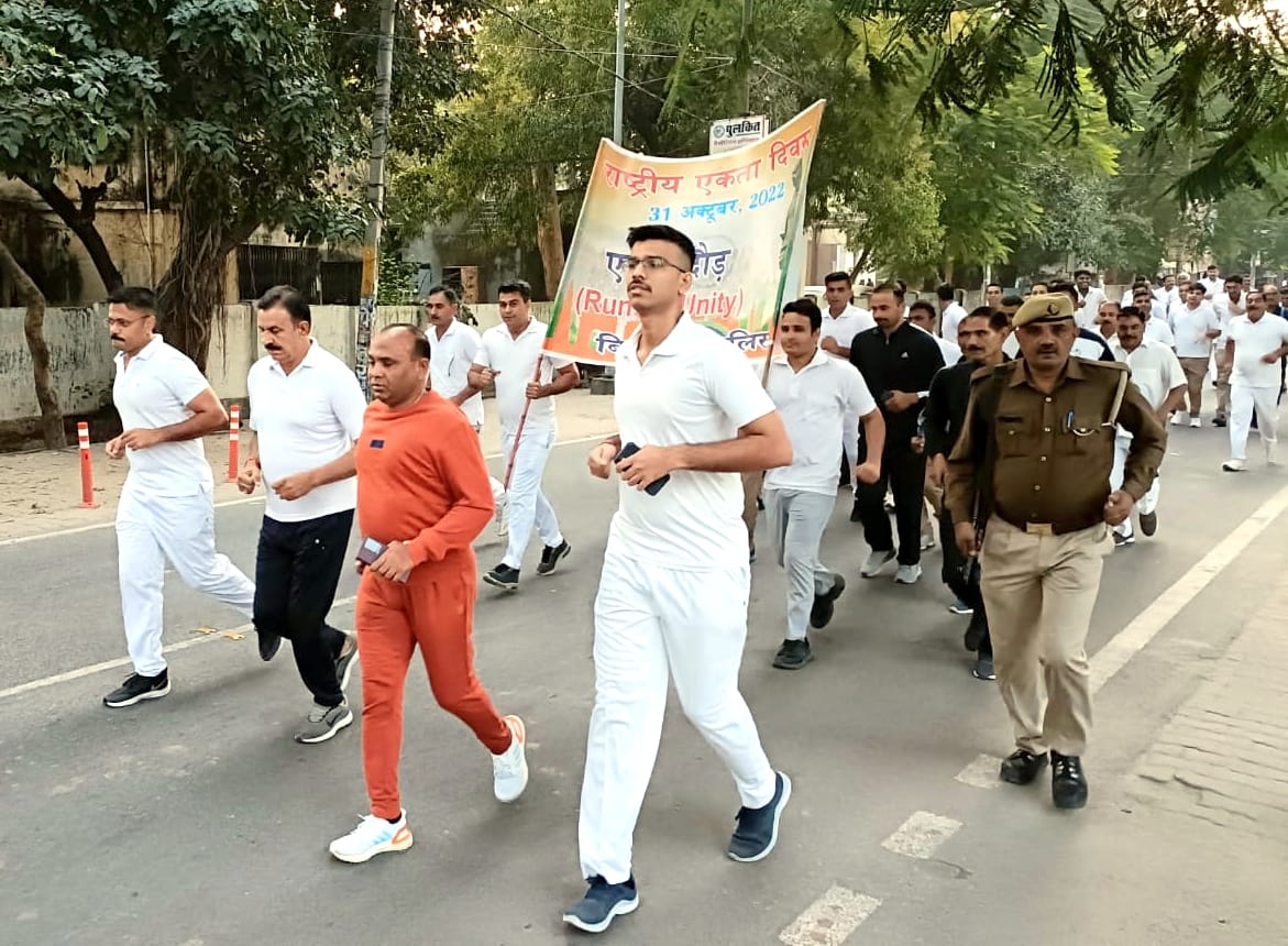 बिजनौर में सरदार बल्लभ भाई पटेल जयंती पर राष्ट्रीय एकता दौड़ में भाग लेते एएसपी देहात रामअर्ज व प