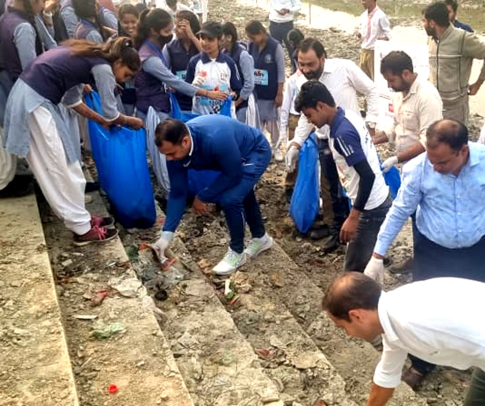 डीएम ने की सफाई, आप रखिए स्वच्छता का ध्यान:बागपत के पक्काघाट पर अधिकारी व छात्र-छात्राओं के साथ सफ? डीएम ने की सफाई, आप रखिए स्वच्छता का ध्यान:बागपत के पक्काघाट पर अधिकारी व छात्र-छात्राओं के साथ सफ?
