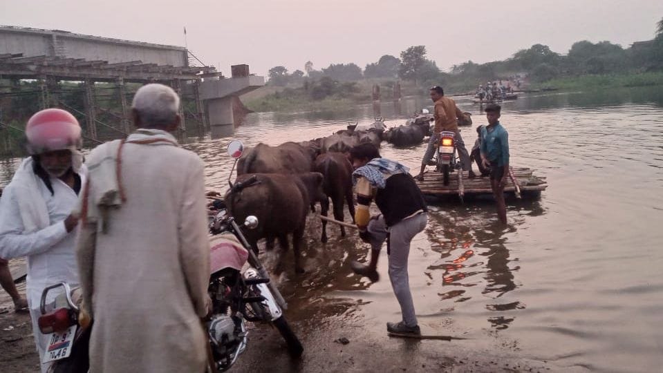 फोटो-5- भगवतपुर कौलौहा गांव के बीच जलभराव से नाव से जाते ग्रामीण। संवाद फोटो-5- भगवतपुर कौलौहा गांव के बीच जलभराव से नाव से जाते ग्रामीण। संवाद