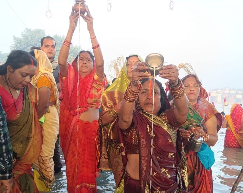 गोपी घाट पर उगते सूर्य को अर्घ्य देतीं व्रती महिला। संवाद गोपी घाट पर उगते सूर्य को अर्घ्य देतीं व्रती महिला। संवाद