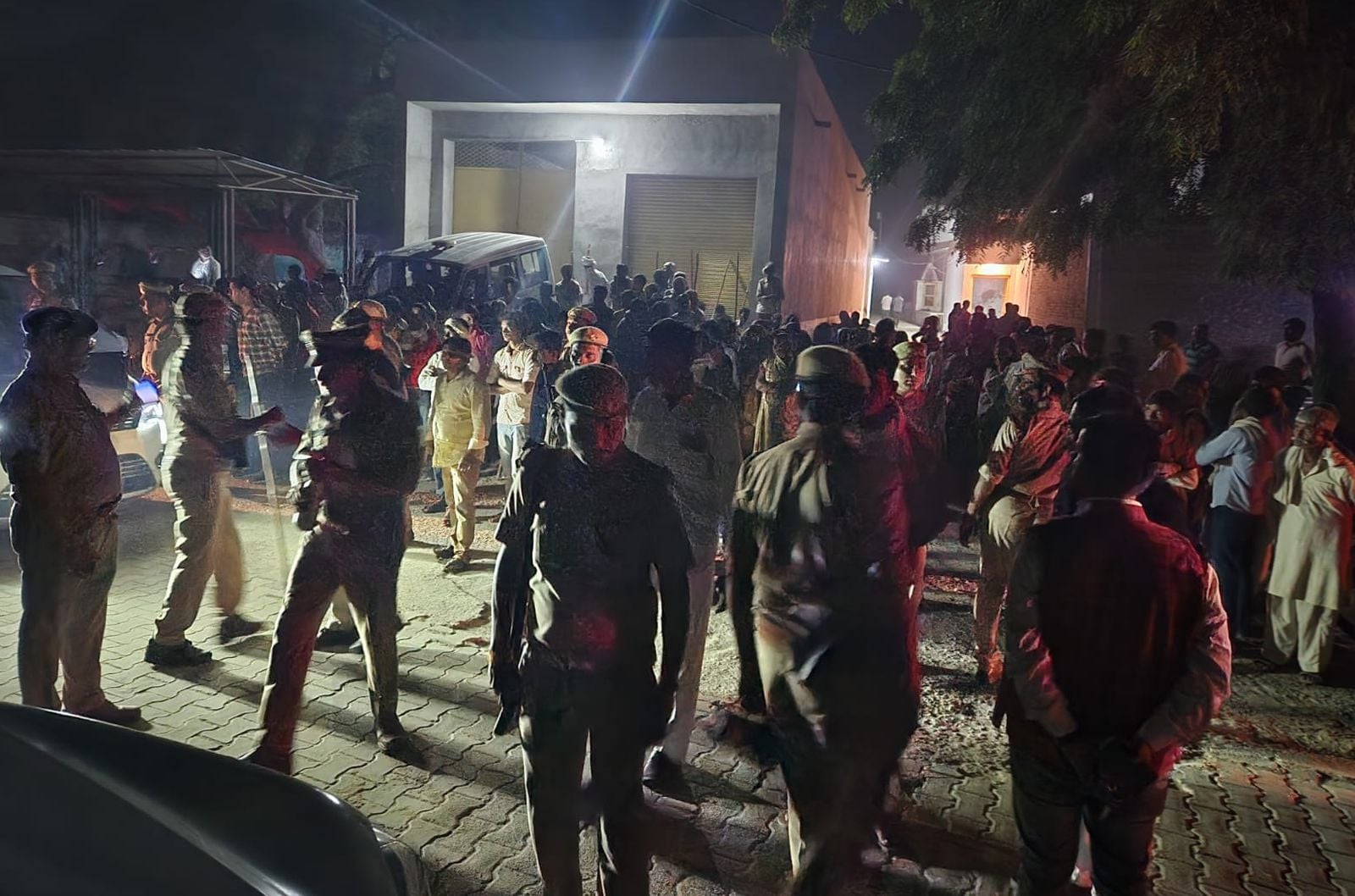 घर के बाहर लगी भीड़ व पुलिस। संवाद घर के बाहर लगी भीड़ व पुलिस। संवाद