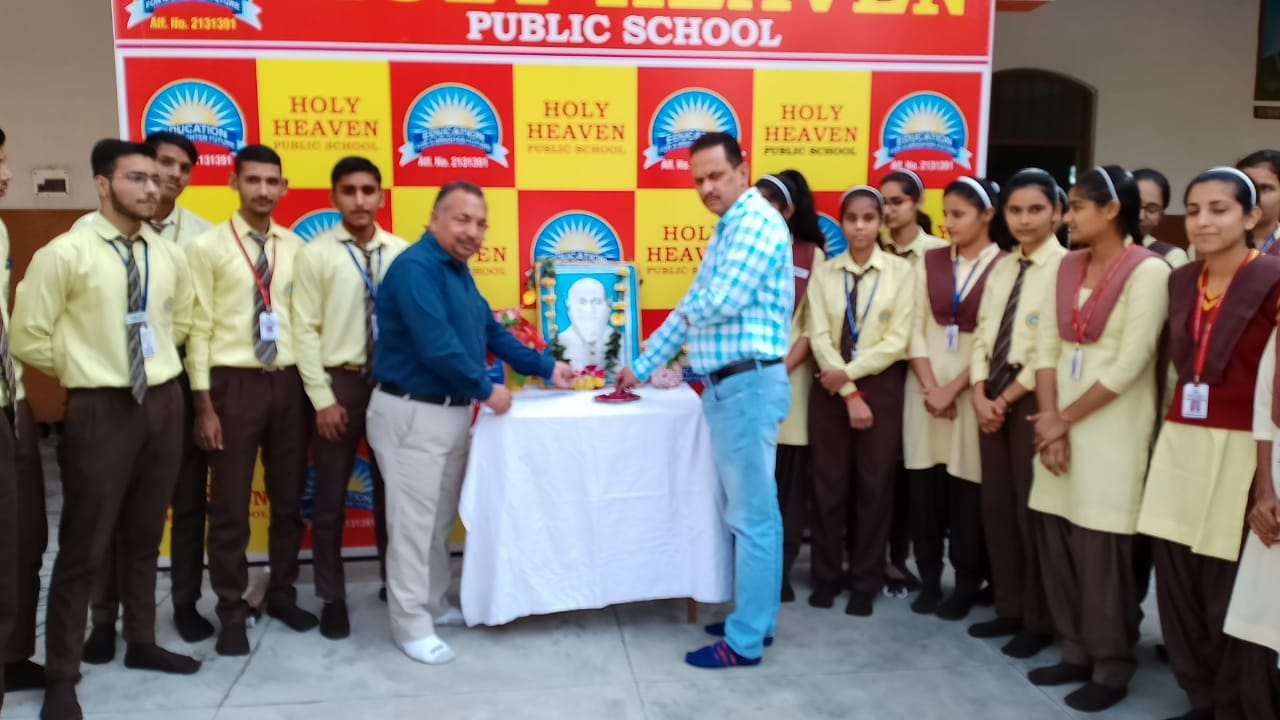होली हेवन स्कूल ऊन में राष्ट्रीय एकता दिवस पर सरदार वल्लभभाई पटेल के चित्र पर पुष्प अर्पित करते ? होली हेवन स्कूल ऊन में राष्ट्रीय एकता दिवस पर सरदार वल्लभभाई पटेल के चित्र पर पुष्प अर्पित करते ?