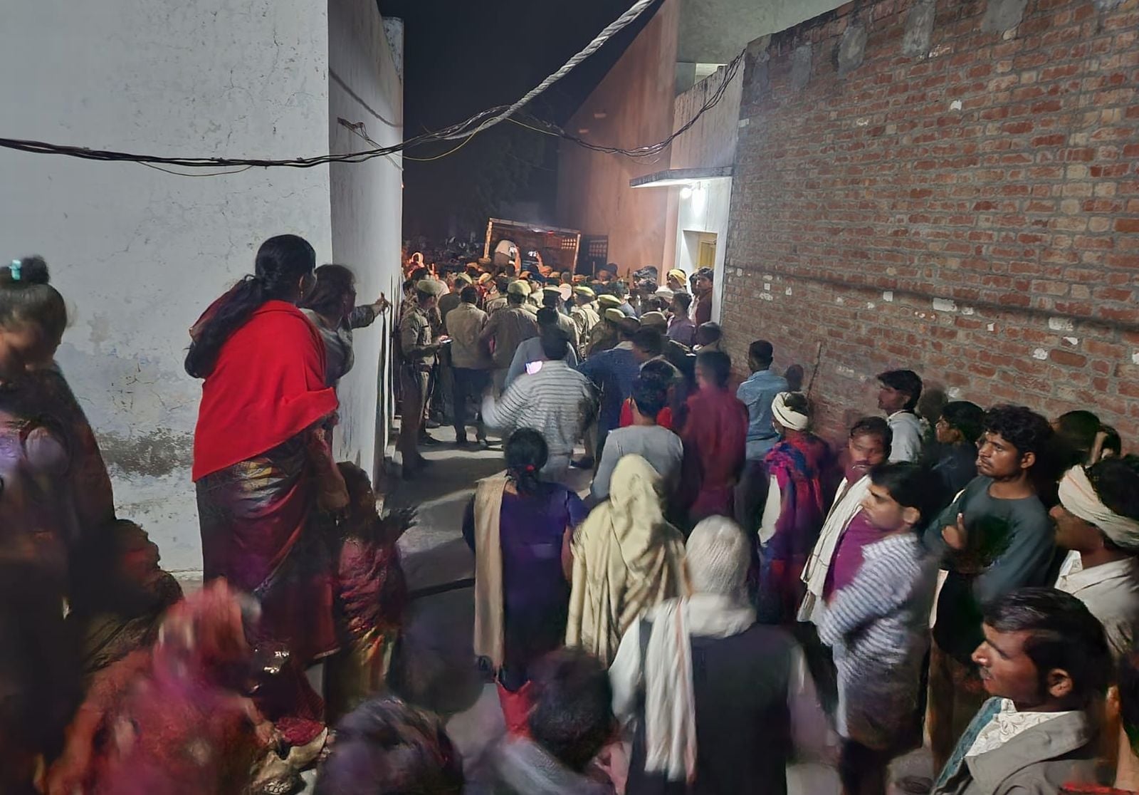 हत्याकांड के बाद घर के बाहर लगी भीड़। संवाद हत्याकांड के बाद घर के बाहर लगी भीड़। संवाद