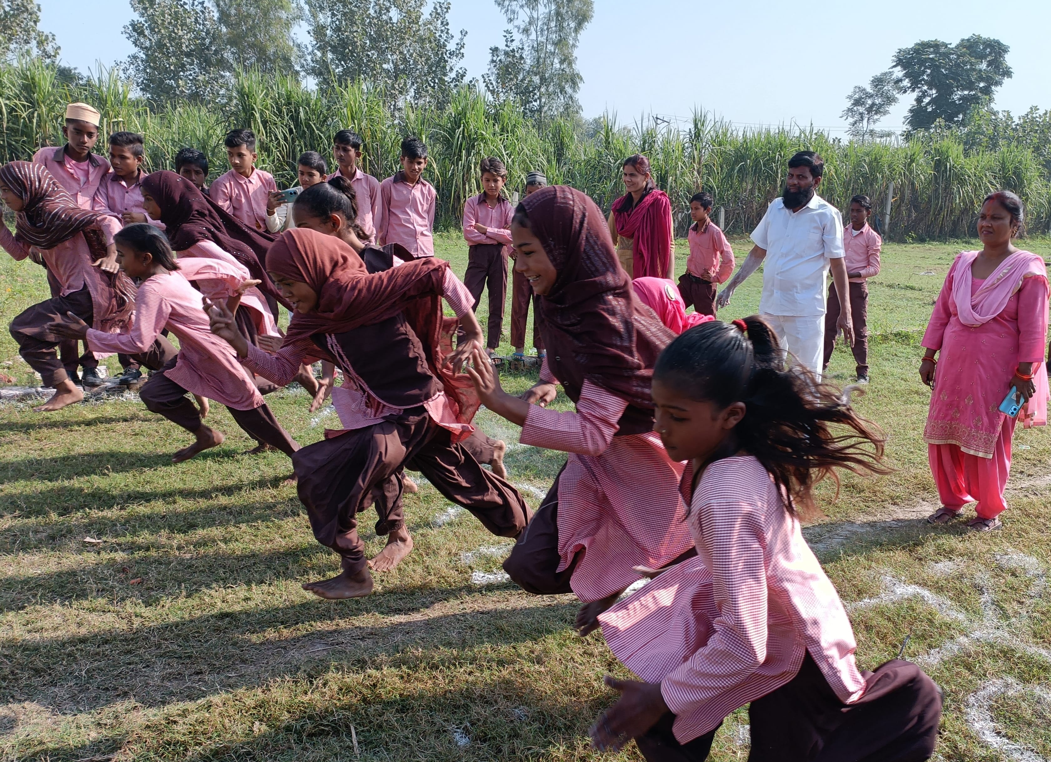 जलालाबाद क्षेत्र के जूनियर हाई स्कूल हुसैनपुर में दौड़ते स्कूली बच्चे। जलालाबाद क्षेत्र के जूनियर हाई स्कूल हुसैनपुर में दौड़ते स्कूली बच्चे।