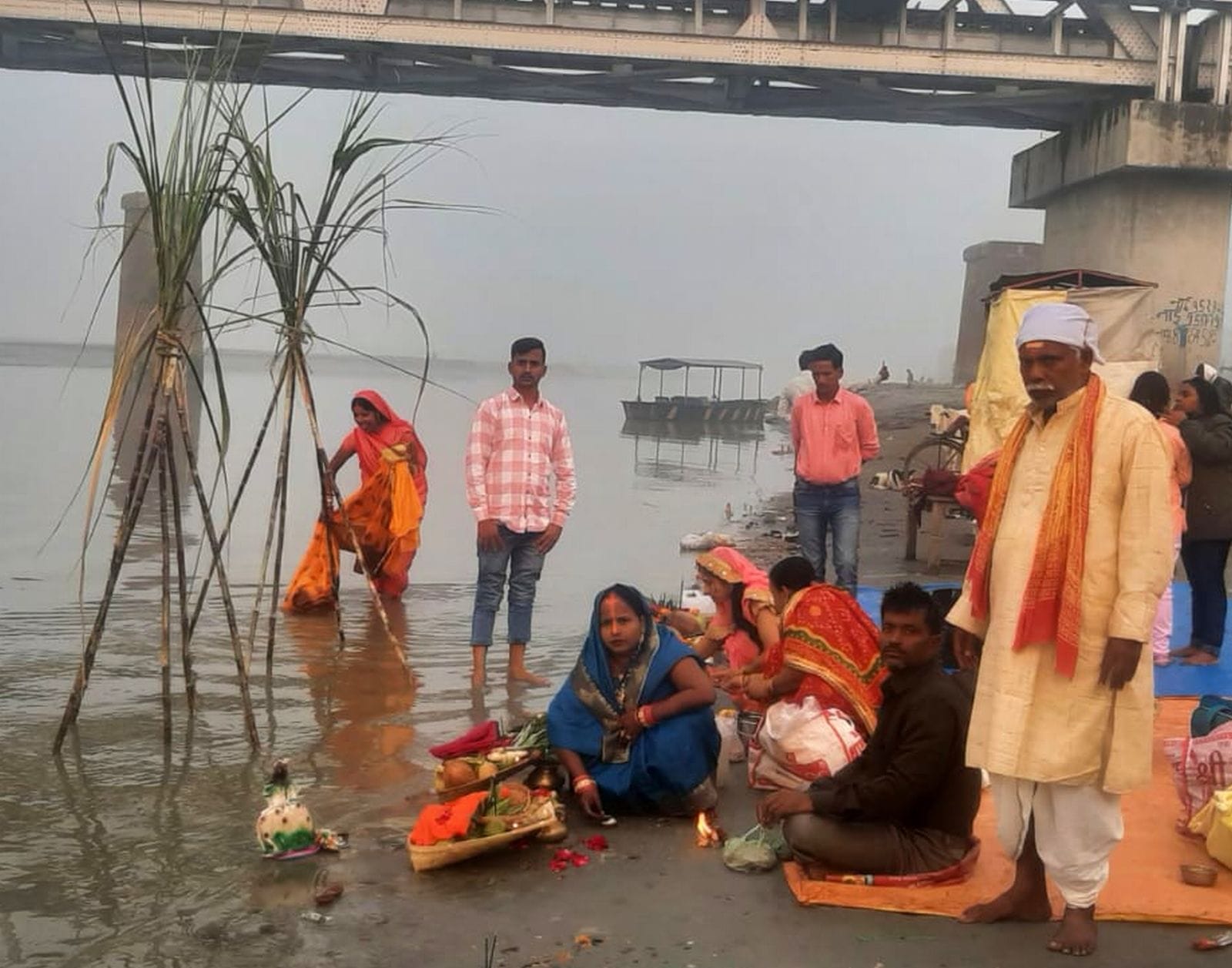 कछला घाट पर छट पर शाम को गन्ने की पूजा करती महिलाऐं। संवाद कछला घाट पर छट पर शाम को गन्ने की पूजा करती महिलाऐं। संवाद