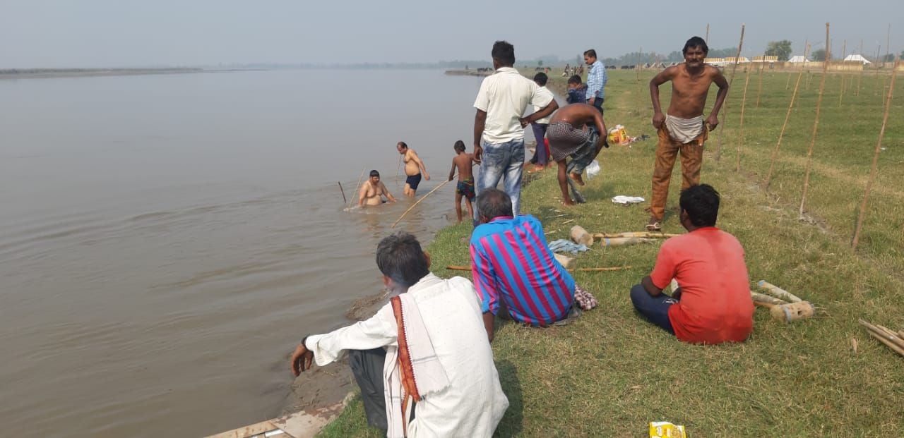 ककोड़ा गंगा घाट पर स्नान करते श्रद्घालु। संवाद ककोड़ा गंगा घाट पर स्नान करते श्रद्घालु। संवाद