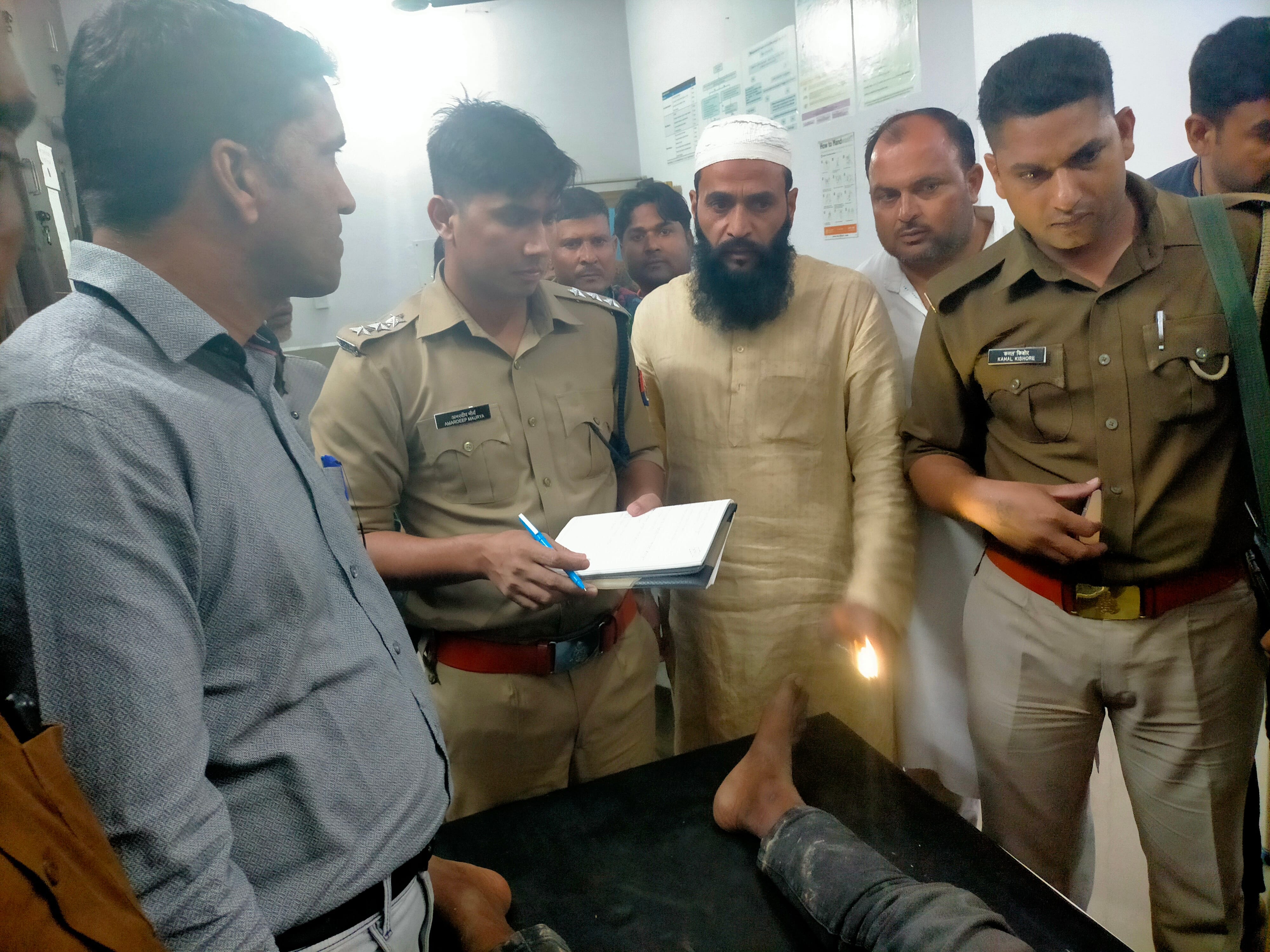 कैराना सीएचसी में घटना की जानकारी लेते सीओ अमरदीप मौर्य। कैराना सीएचसी में घटना की जानकारी लेते सीओ अमरदीप मौर्य।