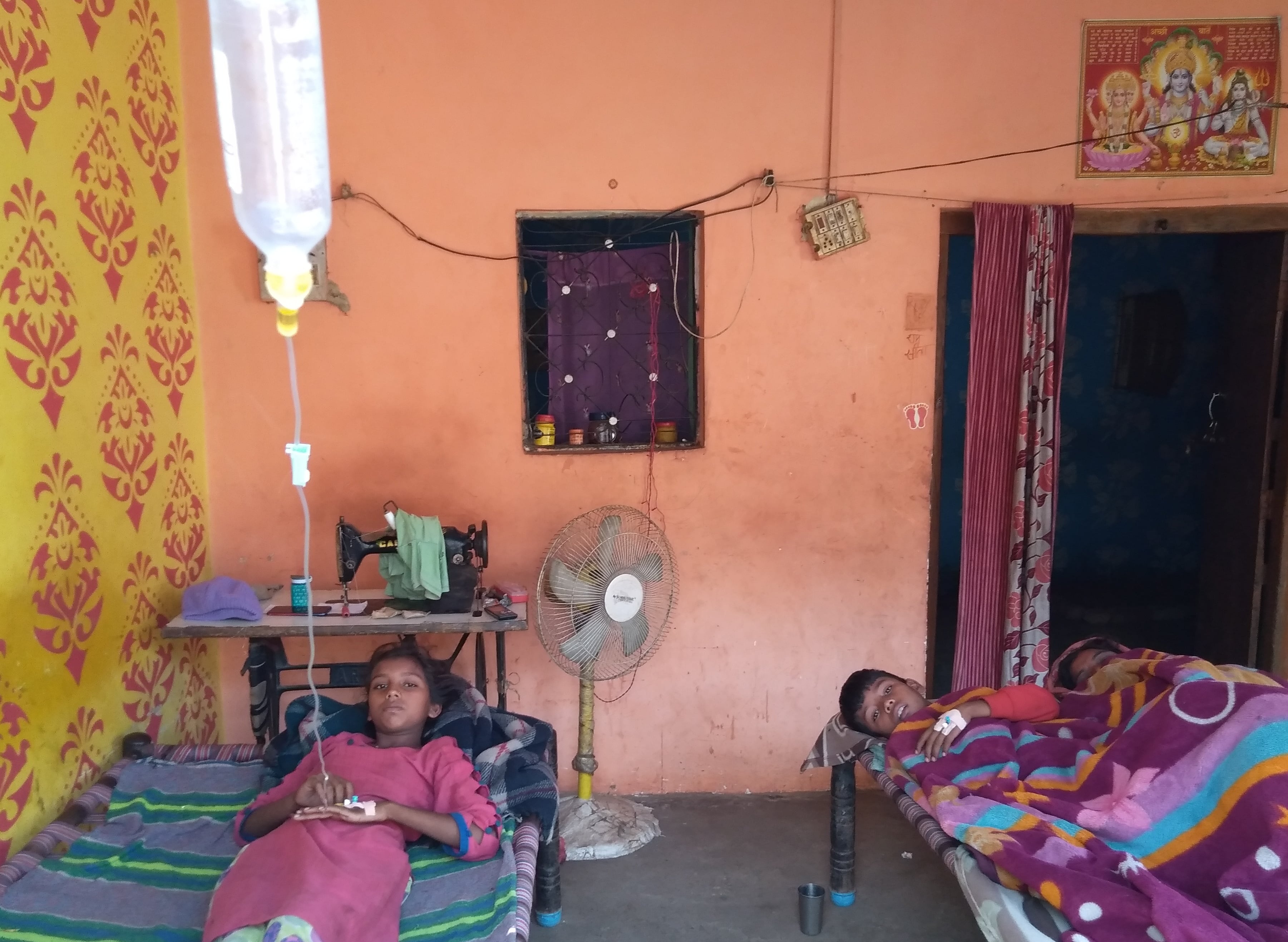 मंडावली के गांव हसनपुर में घर पर उपचार लेते मरीज।