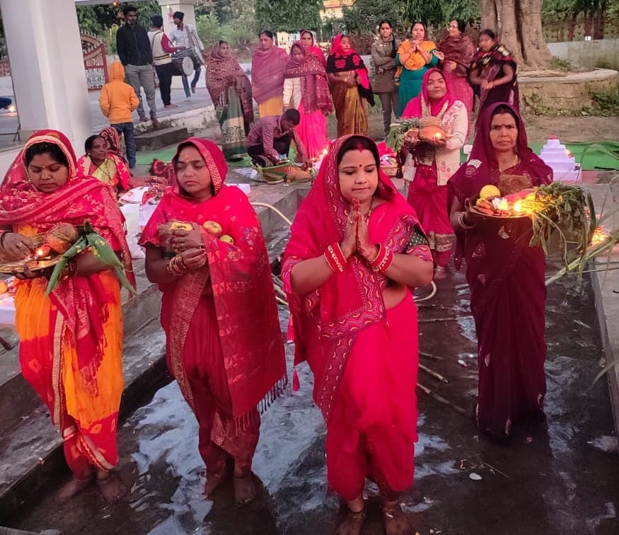 नजीबाबाद चीनी मिल में छठ पूजा करतीं महिलाएं। नजीबाबाद चीनी मिल में छठ पूजा करतीं महिलाएं।