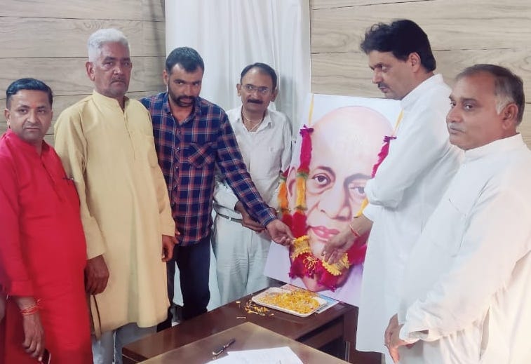 नजीबाबाद में सरदार पटेल के चित्र पर पुष्पांजलि अर्पित करते ब्लॉक प्रमुख तपराज सिंह। नजीबाबाद में सरदार पटेल के चित्र पर पुष्पांजलि अर्पित करते ब्लॉक प्रमुख तपराज सिंह।