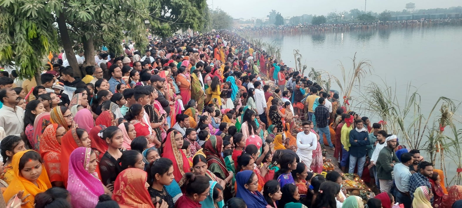 पीडीडीयू नगर के मानसरोवर तालाब पर जुटी श्रद्धालुओं की भीड़। संवाद पीडीडीयू नगर के मानसरोवर तालाब पर जुटी श्रद्धालुओं की भीड़। संवाद