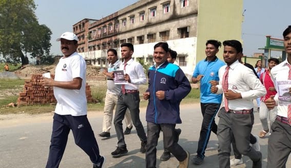 सकलडीहा में सरदार वल्लभ भाई पटेल की जयंती पर रन फॉर यूनिटी के तहत दौड़ लगाते शिक्षक व छात्र। संवा? सकलडीहा में सरदार वल्लभ भाई पटेल की जयंती पर रन फॉर यूनिटी के तहत दौड़ लगाते शिक्षक व छात्र। संवा?