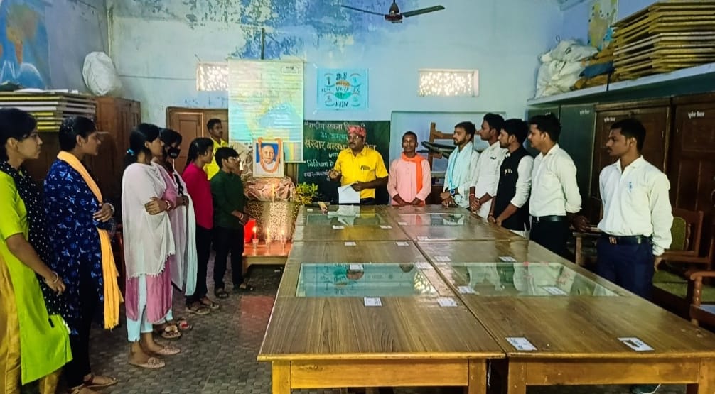 सकलडीहा पीजी कॉलेज में सरदार वल्लभभाई पटेल की जयंती पर विचार प्रकट करते शिक्षक व उपस्थित छात्र-छ? सकलडीहा पीजी कॉलेज में सरदार वल्लभभाई पटेल की जयंती पर विचार प्रकट करते शिक्षक व उपस्थित छात्र-छ?