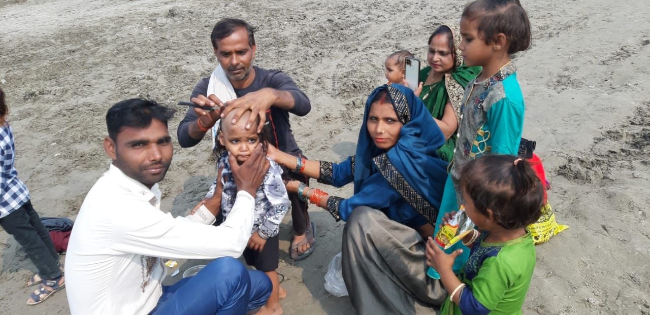 सप्तमी पर्व पर ककोड़ा गंगा घाट पर बच्चे का मुंडन संस्कार कराता एक परिवार। संवाद सप्तमी पर्व पर ककोड़ा गंगा घाट पर बच्चे का मुंडन संस्कार कराता एक परिवार। संवाद
