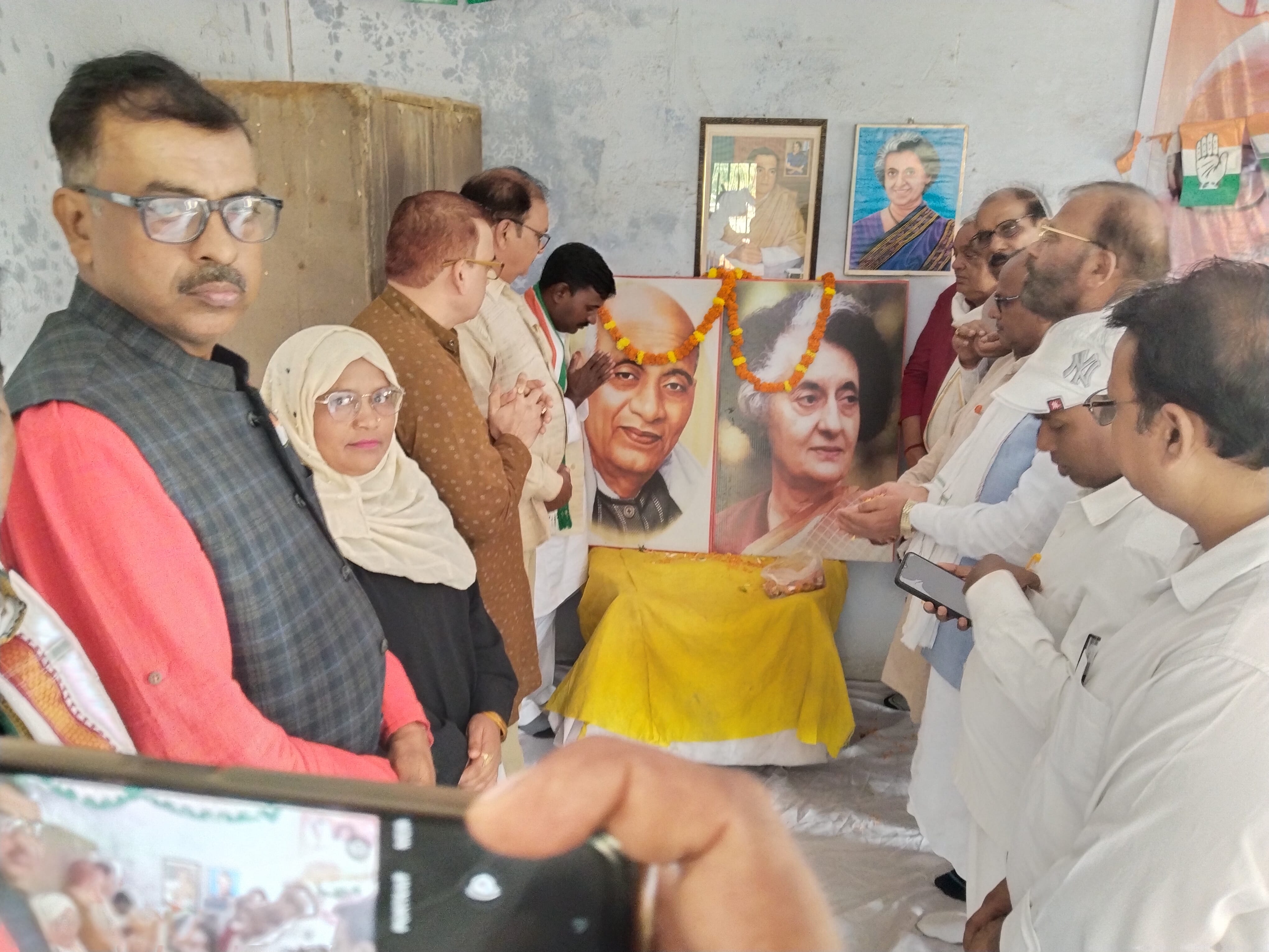 शहर के रजदेपुर कैम्प कार्यालय पर पूर्व प्रधानमंत्री इंदिरा गांधी की पुण्यतिथि और सरदार वल्लभ भा शहर के रजदेपुर कैम्प कार्यालय पर पूर्व प्रधानमंत्री इंदिरा गांधी की पुण्यतिथि और सरदार वल्लभ भा