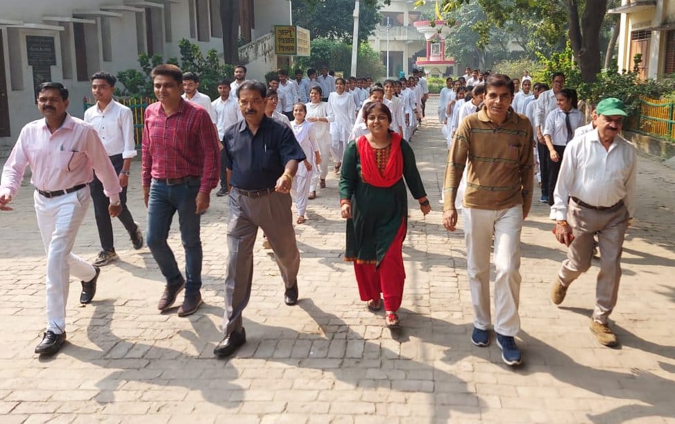 शामली आरके डिग्री कॉलेज में राष्ट्रीय एकता दिवस पर दौड़ते शिक्षक व छात्राएं। शामली आरके डिग्री कॉलेज में राष्ट्रीय एकता दिवस पर दौड़ते शिक्षक व छात्राएं।