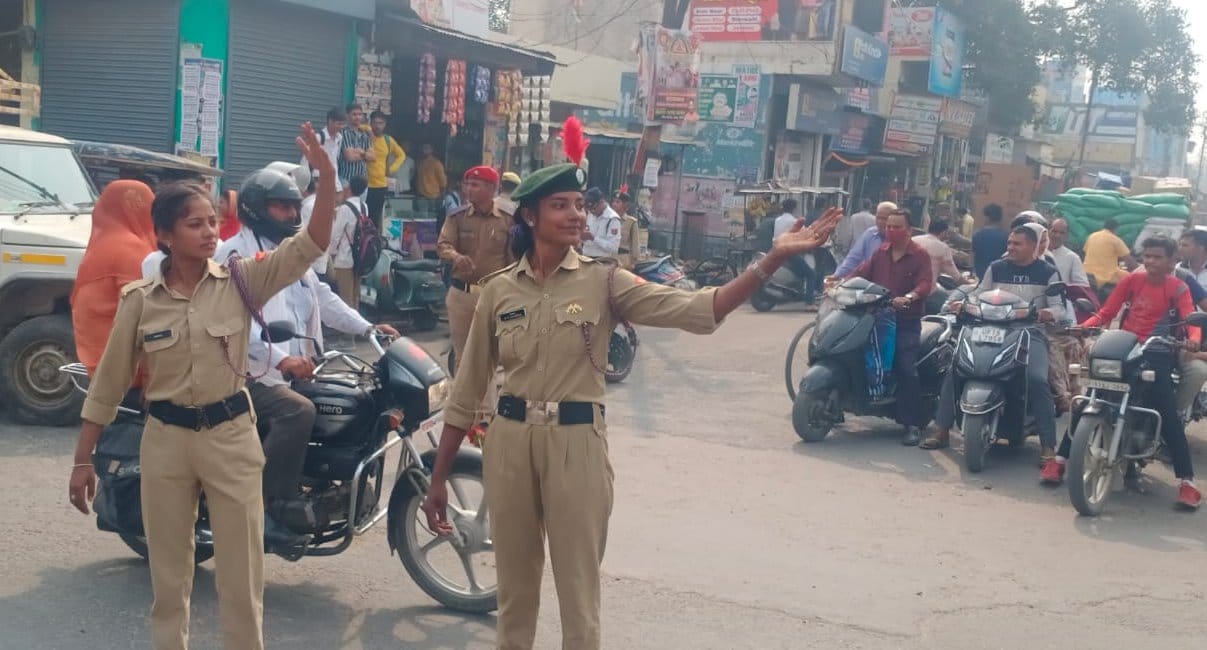 शामली फव्वारा चौक पर यातायात नियंत्रित करती एनसीसी कैडेट्स। शामली फव्वारा चौक पर यातायात नियंत्रित करती एनसीसी कैडेट्स।