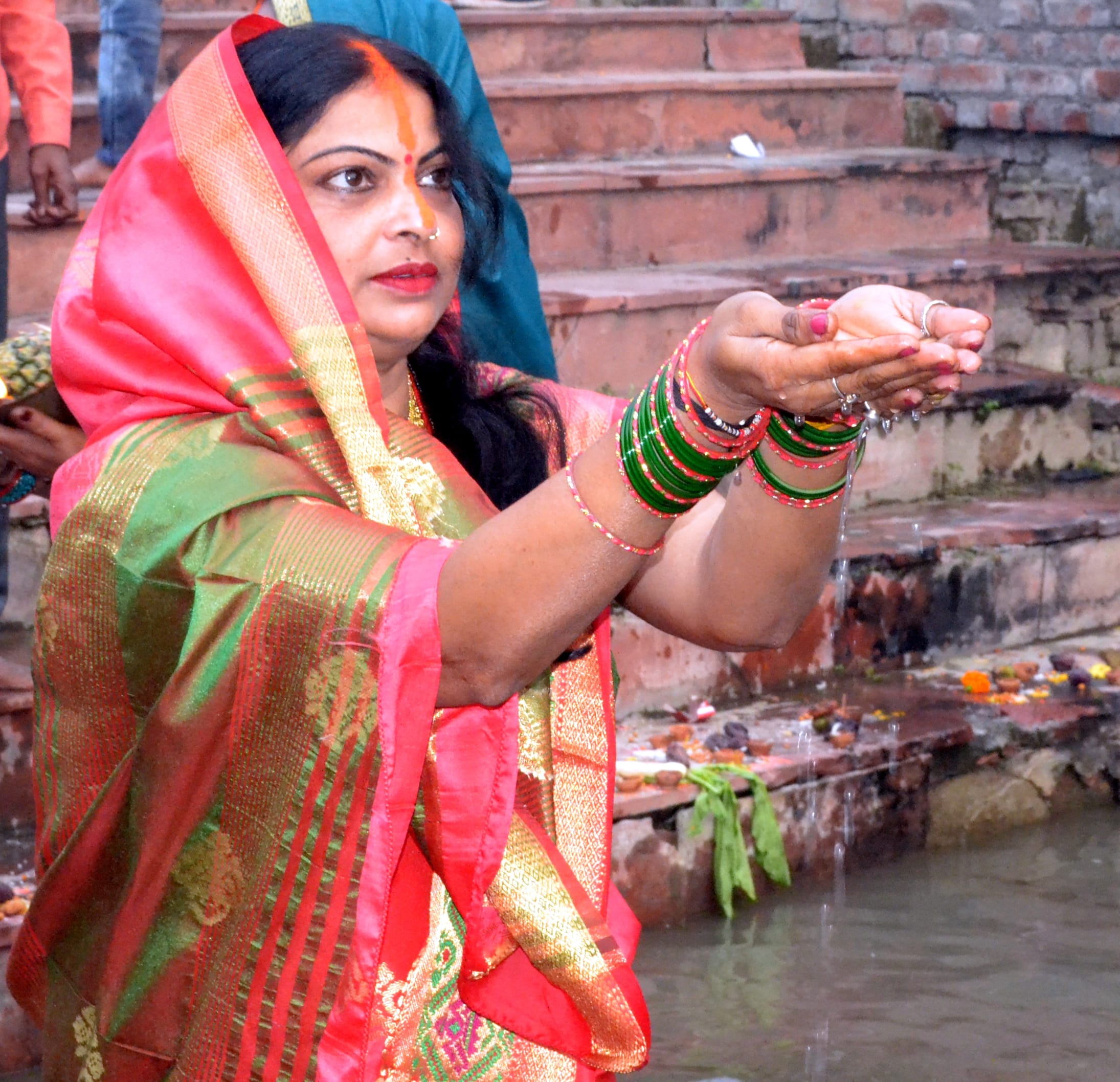 शामली हनुमान धाम पर छठ पूजा के दौरान उगते सूर्य भगवान को अर्ध्य देती महिला। शामली हनुमान धाम पर छठ पूजा के दौरान उगते सूर्य भगवान को अर्ध्य देती महिला।