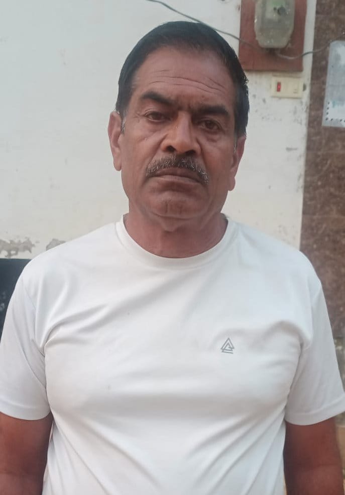 शामली के देवयोग कॉलानी में फैली गंदगी के बारे में जानकारी देता र्निमल बंसल शामली के देवयोग कॉलानी में फैली गंदगी के बारे में जानकारी देता र्निमल बंसल