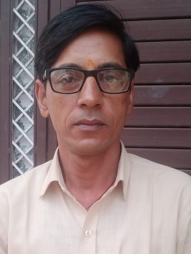 शामली के देवयोग कॉलानी में फैली गंदगी के बारे में जानकारी देता सुनील कुमार शामली के देवयोग कॉलानी में फैली गंदगी के बारे में जानकारी देता सुनील कुमार