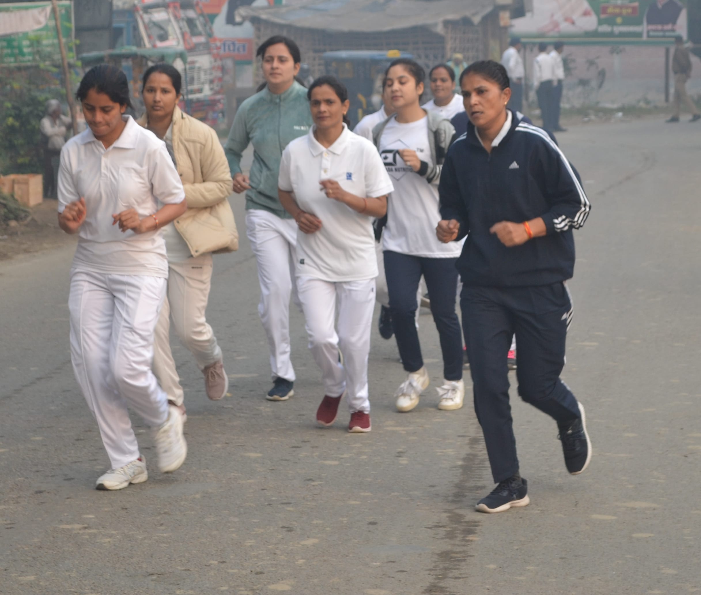 शामली में राष्ट्रीय एकता दिवस पर दौड़ती महिला पुलिसकर्मी। शामली में राष्ट्रीय एकता दिवस पर दौड़ती महिला पुलिसकर्मी।