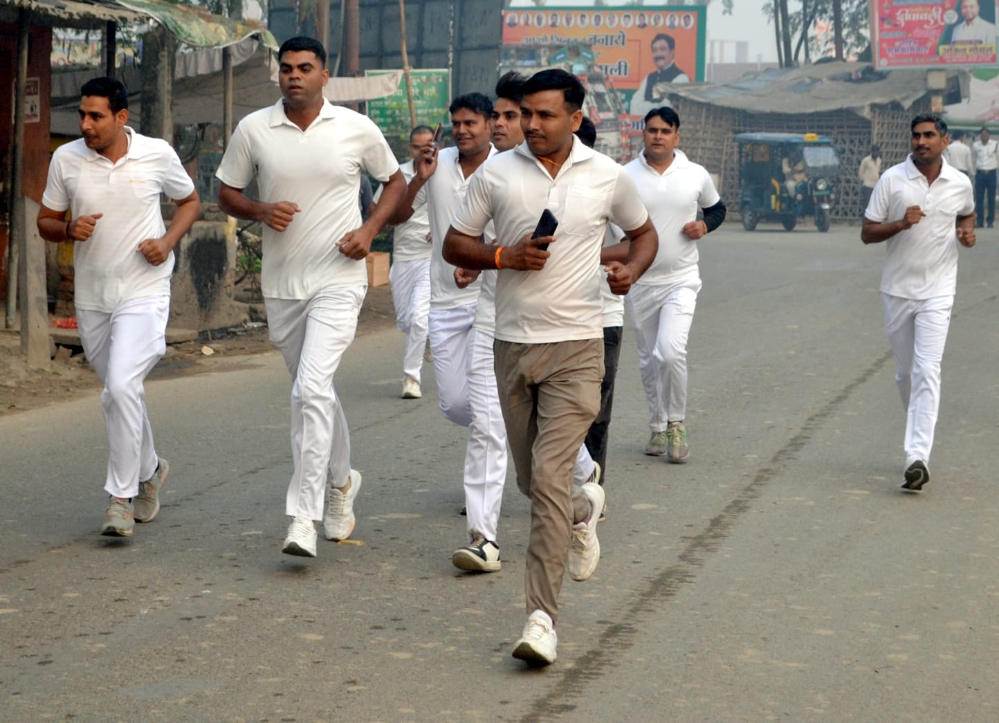 शामली में राष्ट्रीय एकता दिवस पर दौड़ते पुलिसकर्मी। शामली में राष्ट्रीय एकता दिवस पर दौड़ते पुलिसकर्मी।