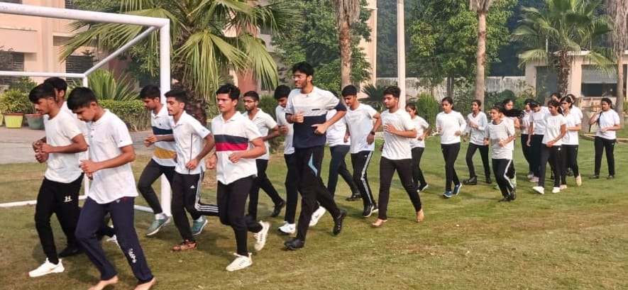 शामली सिल्वर बेल्स स्कूल में राष्ट्रीय एकता दिवस पर दौड़ते छात्र-छात्राएं। शामली सिल्वर बेल्स स्कूल में राष्ट्रीय एकता दिवस पर दौड़ते छात्र-छात्राएं।