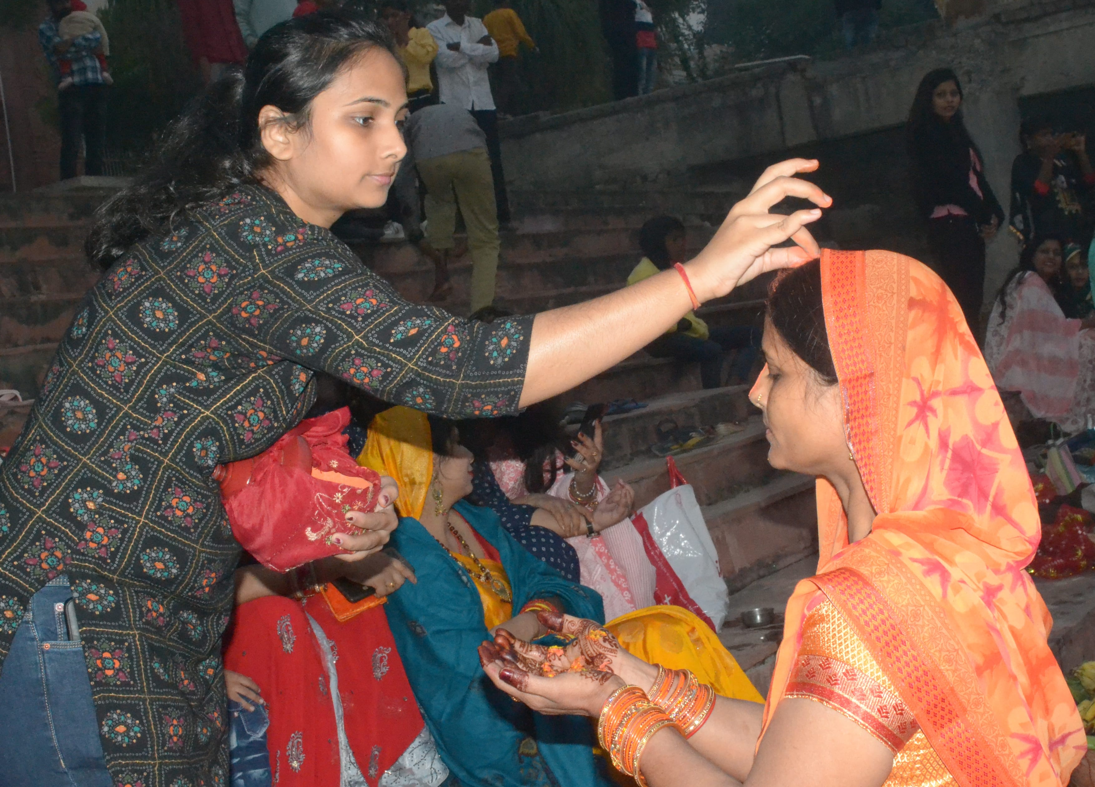 शामली स्थित हनुमान धाम पर छठ पूजा के दौरान अपनी माँ को सिंदूर लगाती युवती शामली स्थित हनुमान धाम पर छठ पूजा के दौरान अपनी माँ को सिंदूर लगाती युवती