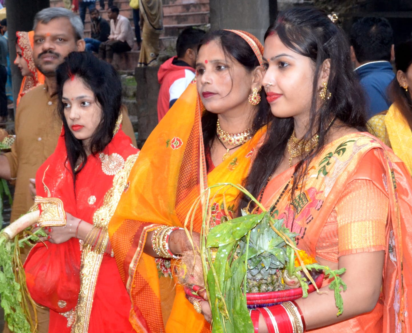 शामली स्थित हनुमान धाम पर छठ पूजा के दौरान सूर्य भगवान की उपासना करती महिलाऐ शामली स्थित हनुमान धाम पर छठ पूजा के दौरान सूर्य भगवान की उपासना करती महिलाऐ