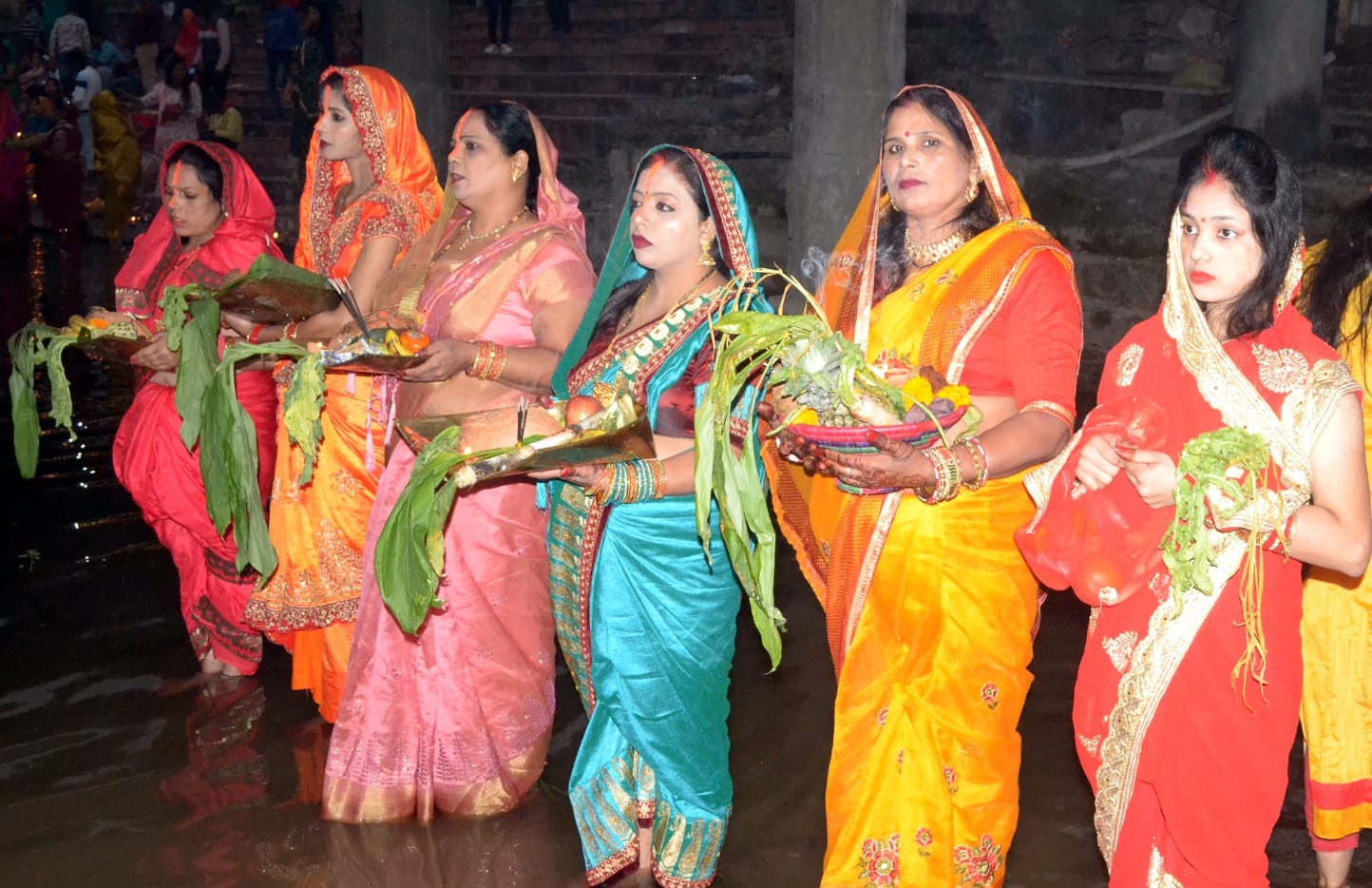 शामली स्थित हनुमान धाम पर छठ पूजा के दौरान सूर्य भगवान की उपासना करती महिलाऐ शामली स्थित हनुमान धाम पर छठ पूजा के दौरान सूर्य भगवान की उपासना करती महिलाऐ