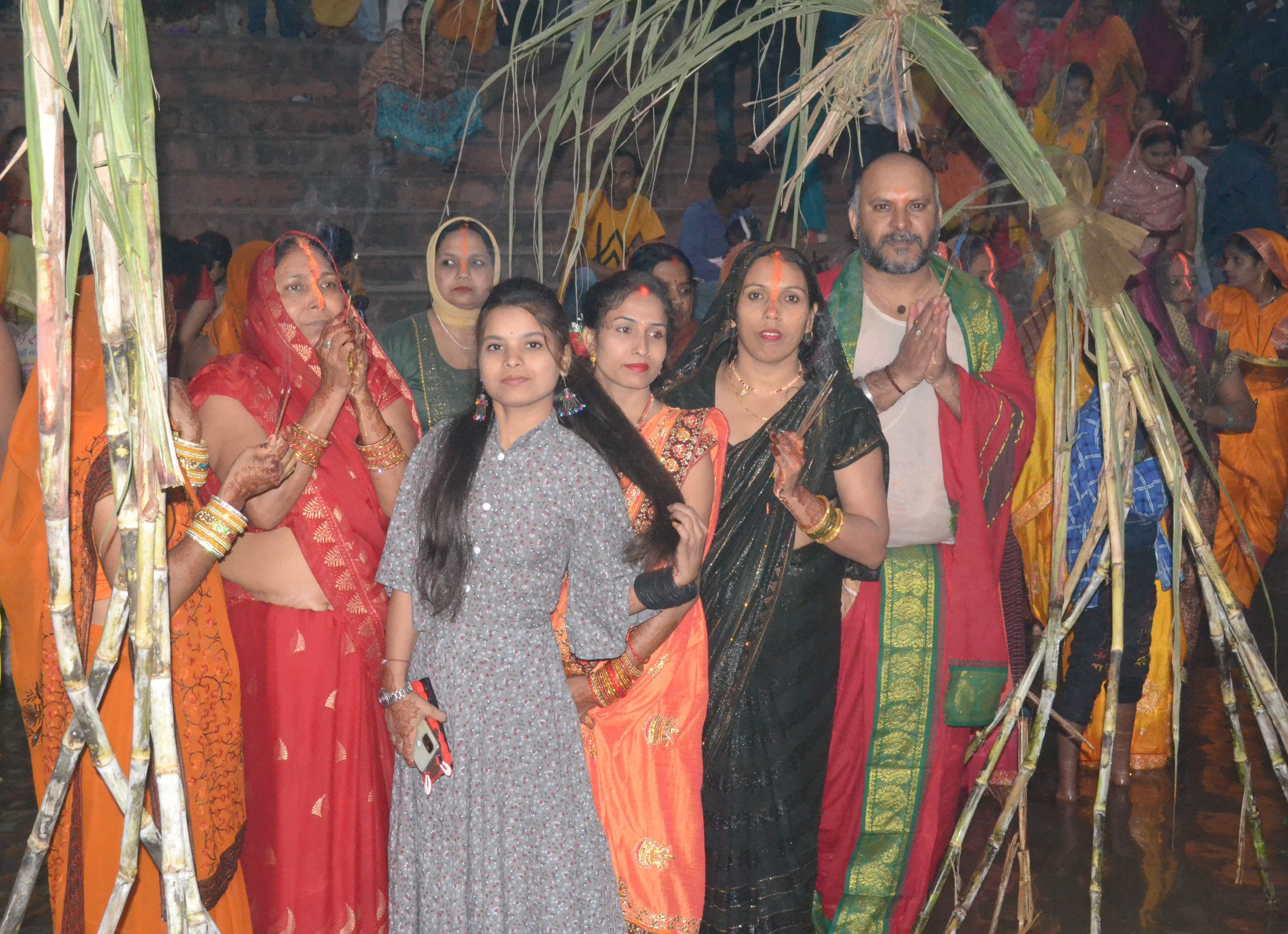 शामली स्थित हनुमान धाम पर छठ पूजा के दौरान सूर्य भगवान की उपासना करती महिलाऐ शामली स्थित हनुमान धाम पर छठ पूजा के दौरान सूर्य भगवान की उपासना करती महिलाऐ