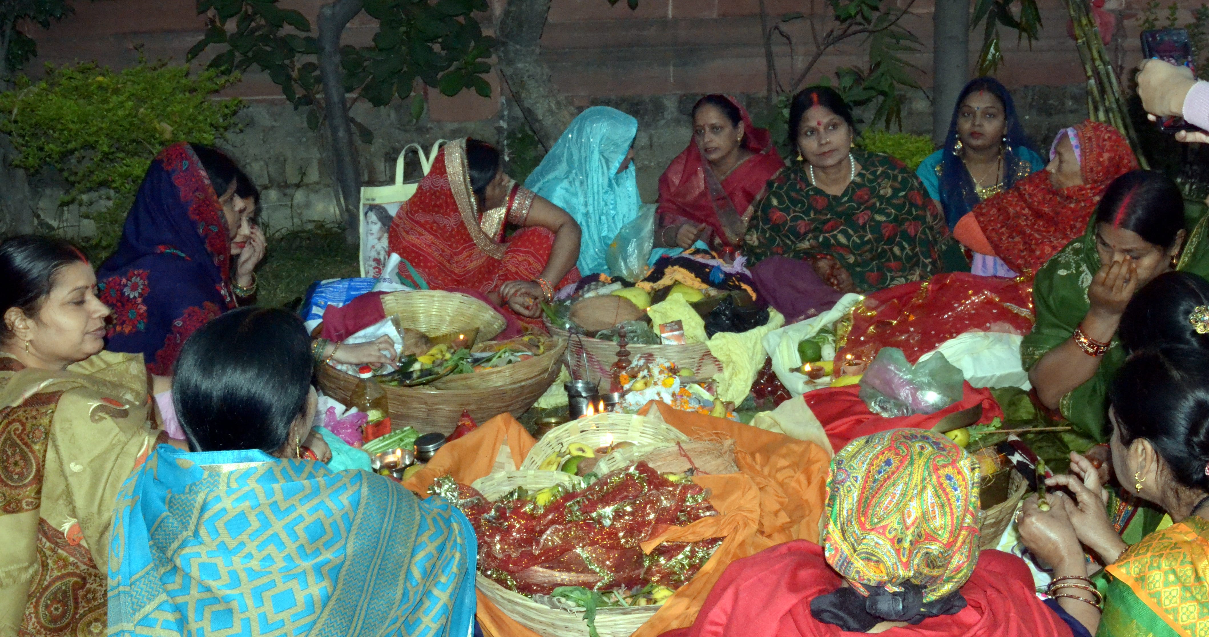 शामली स्थित हनुमान धाम पर छठ पूजा करती महिलाएं। शामली स्थित हनुमान धाम पर छठ पूजा करती महिलाएं।