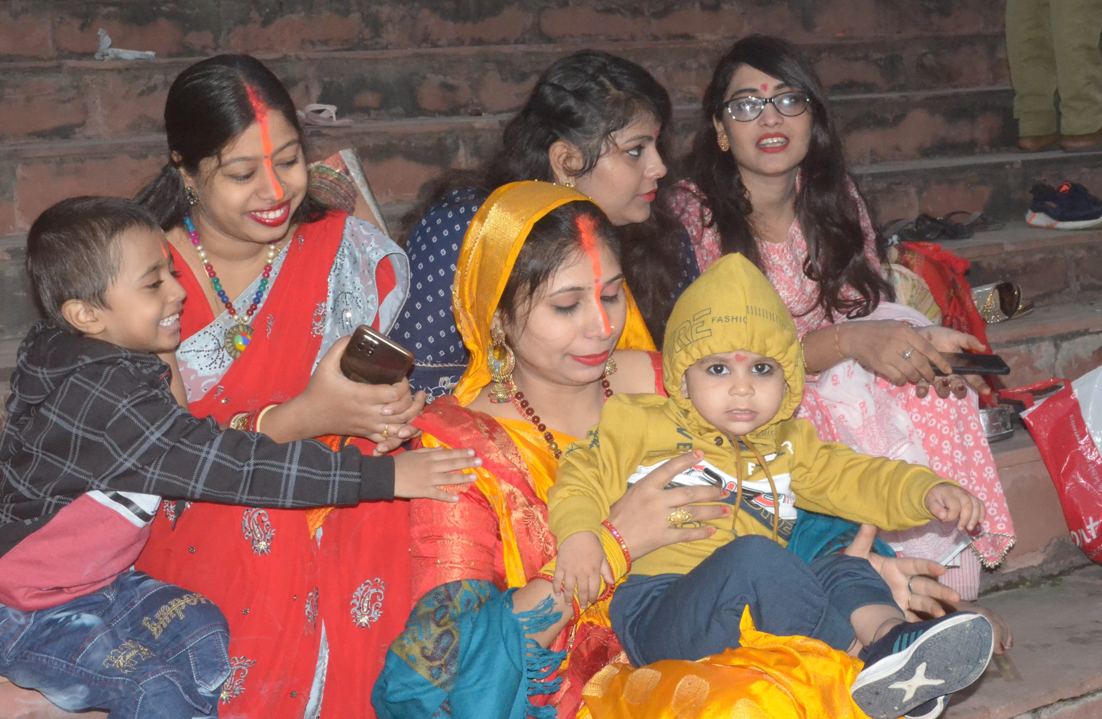 शामली स्थित हनुमान धाम पर छठ पूजा में शामिल होने आई महिलाएं व युवतियां शामली स्थित हनुमान धाम पर छठ पूजा में शामिल होने आई महिलाएं व युवतियां
