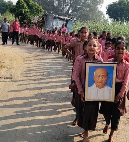 ोटो-9- बरमपुर गांव में छात्रों द्वारा सरदार पटेल के चित्र को लेकर निकाली गई जागरूकता रैली । संवाद ोटो-9- बरमपुर गांव में छात्रों द्वारा सरदार पटेल के चित्र को लेकर निकाली गई जागरूकता रैली । संवाद