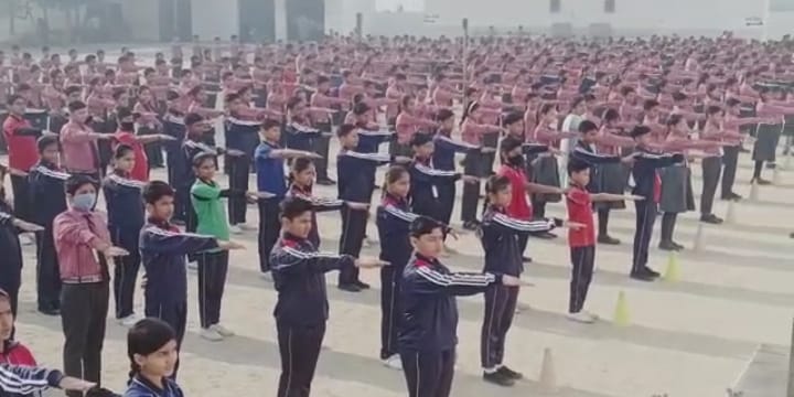थानाभवन अर्पण पब्लिक स्कूल में शपथ लेते छात्र छात्राएं। थानाभवन अर्पण पब्लिक स्कूल में शपथ लेते छात्र छात्राएं।