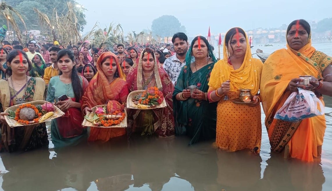 विसर्जन घाट पर गोमती नदी में खड़े होकर सूर्य भगवान के उगने का इंतजार करतीं व्रती महिलाएं। संवाद विसर्जन घाट पर गोमती नदी में खड़े होकर सूर्य भगवान के उगने का इंतजार करतीं व्रती महिलाएं। संवाद