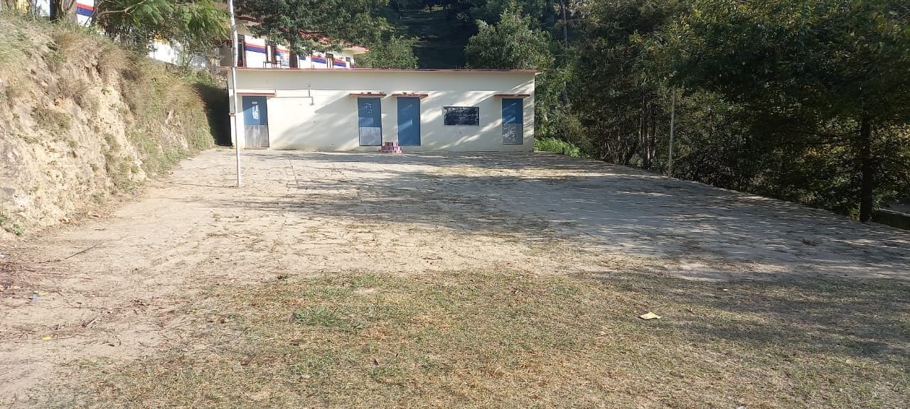 अल्मोड़ा का आदर्श जीआईसी इंटर कॉलेज हवालबाग का प्रार्थना स्थल। संवाद